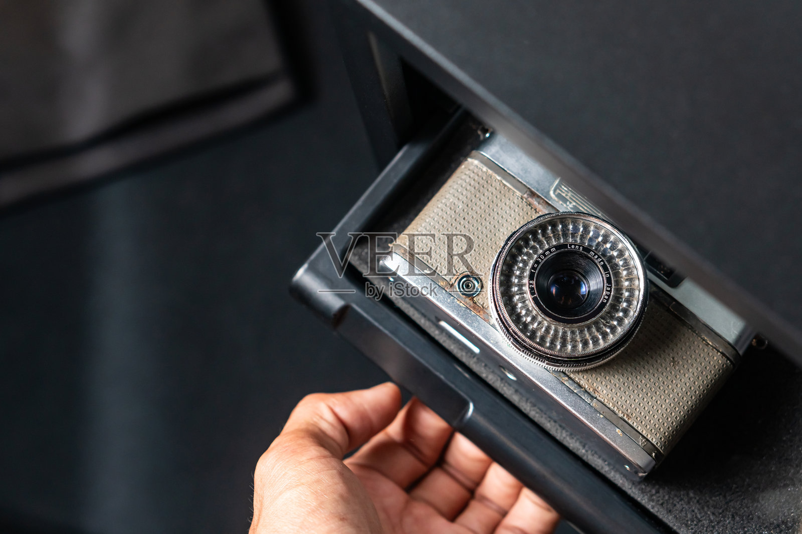 手拉式相机存储抽屉，内含复古和单反相机照片摄影图片