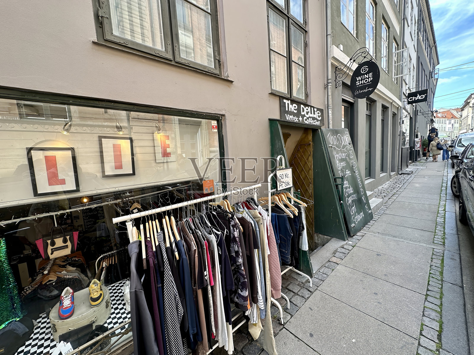 哥本哈根街头的衣物架照片摄影图片