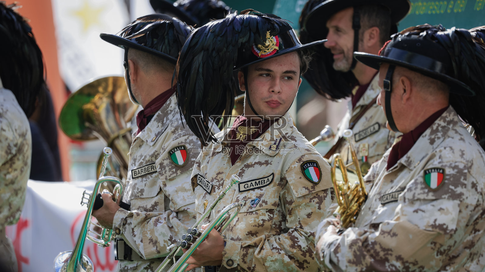 意大利阿尔巴的节日上，身穿传统军装的音乐家们进行表演照片摄影图片