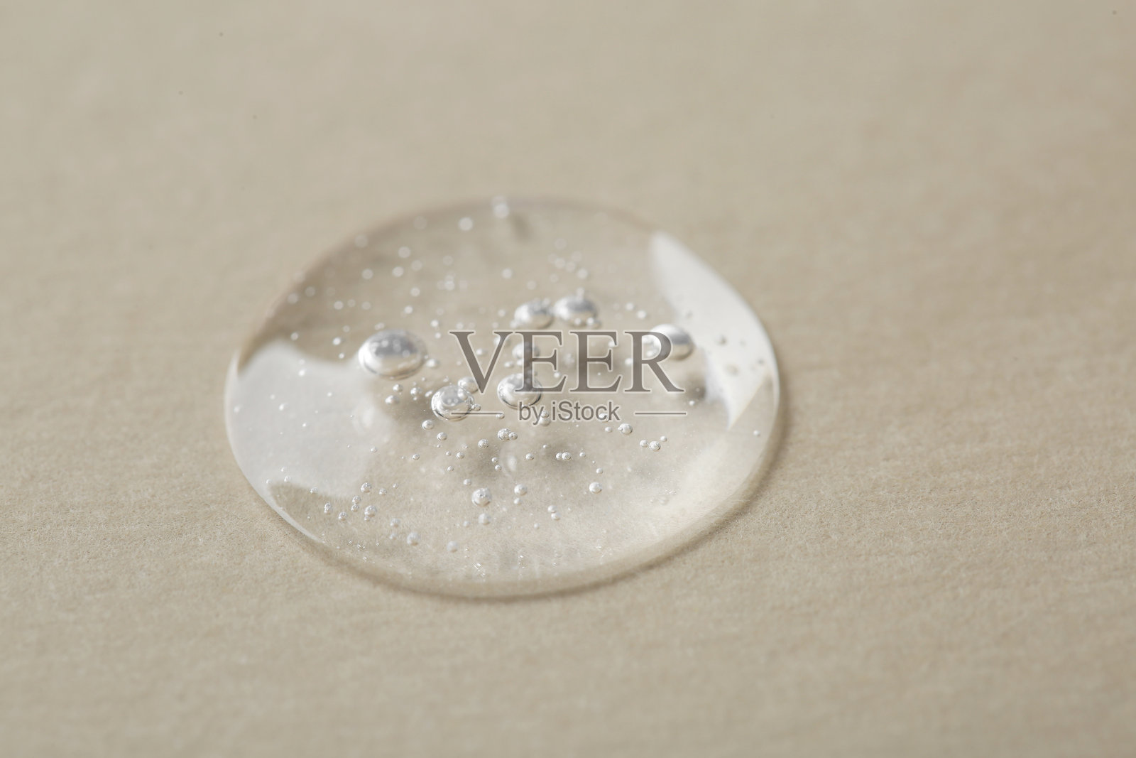 化妆品精华液样品在米色背景上，特写视图照片摄影图片