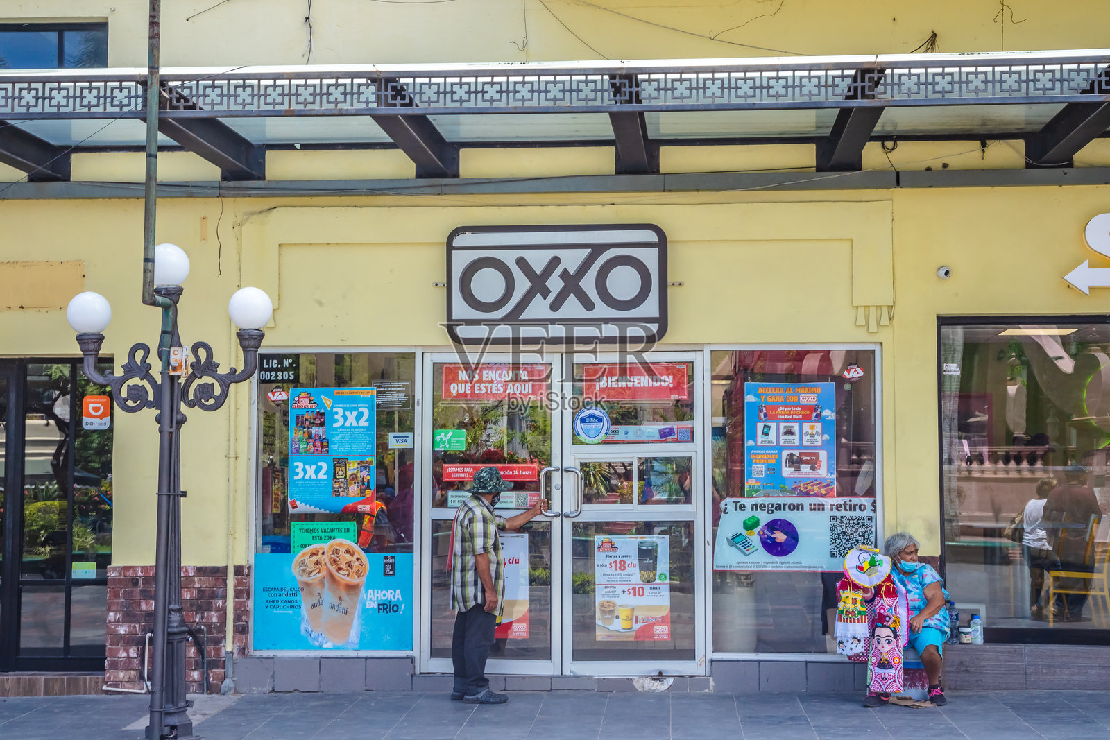 坦皮科历史中心的Oxxo商店，一位老人正在开门。照片摄影图片