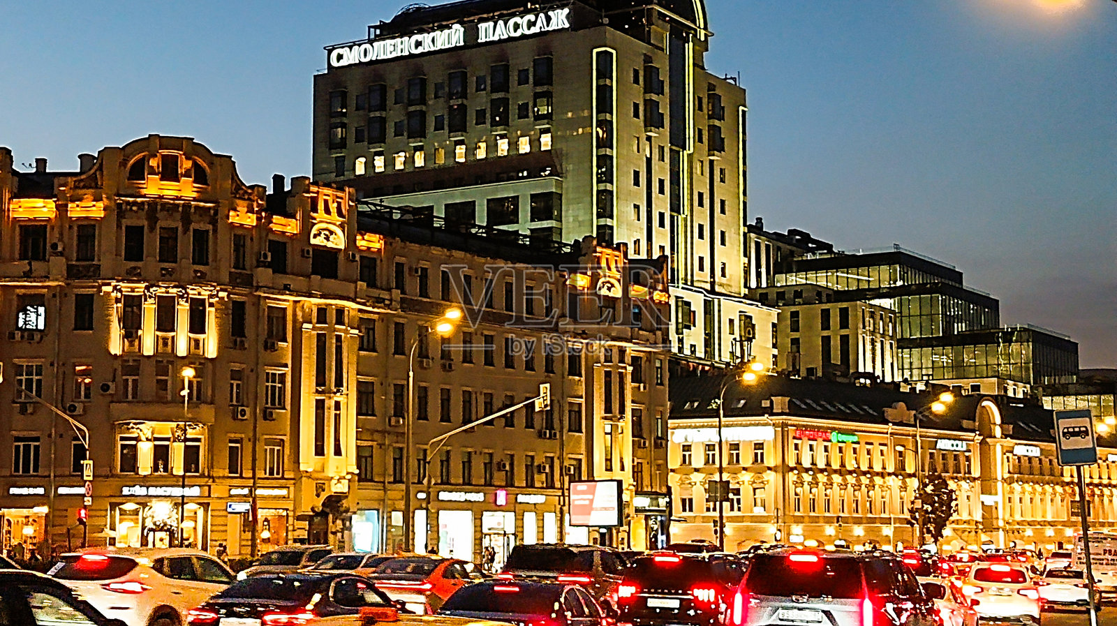 晚上的花园环路上建筑物的艺术照明。照片摄影图片