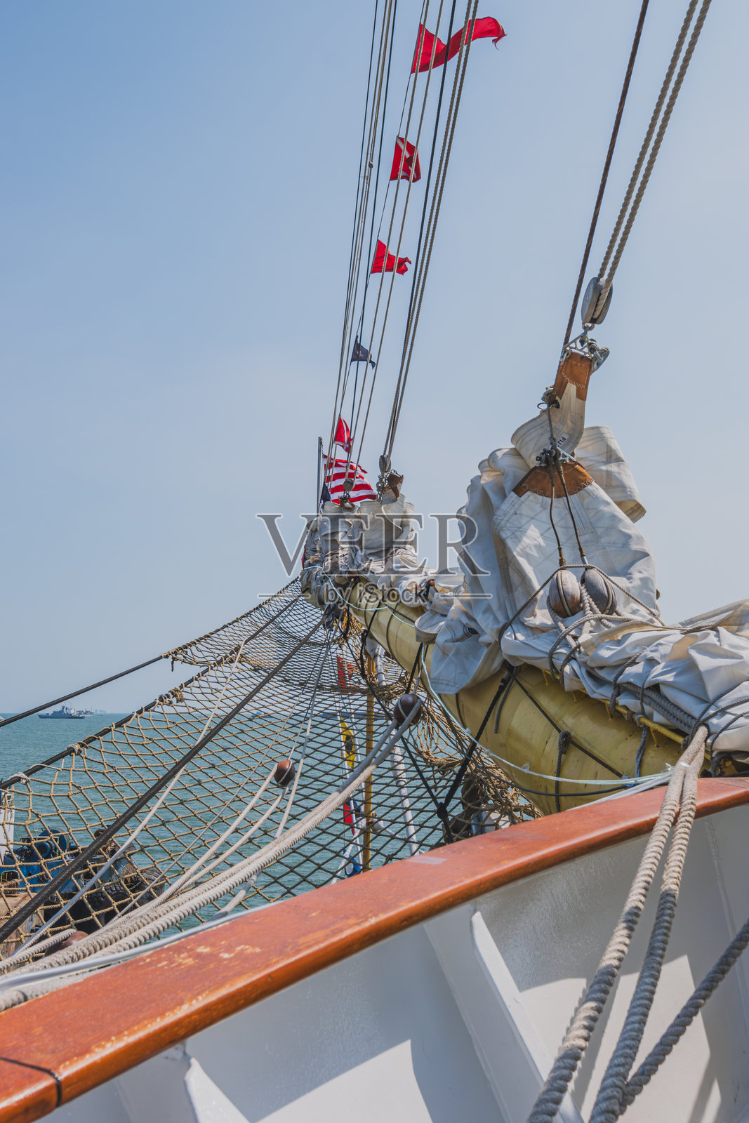 KRI Bima Suci帆船的甲板和索具，竖版格式。照片摄影图片