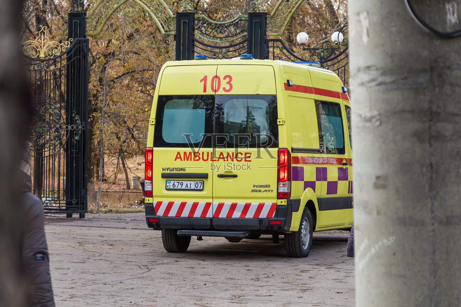 一辆救护车停在哈萨克斯坦乌拉尔斯克文化休闲公园的入口处。照片摄影图片