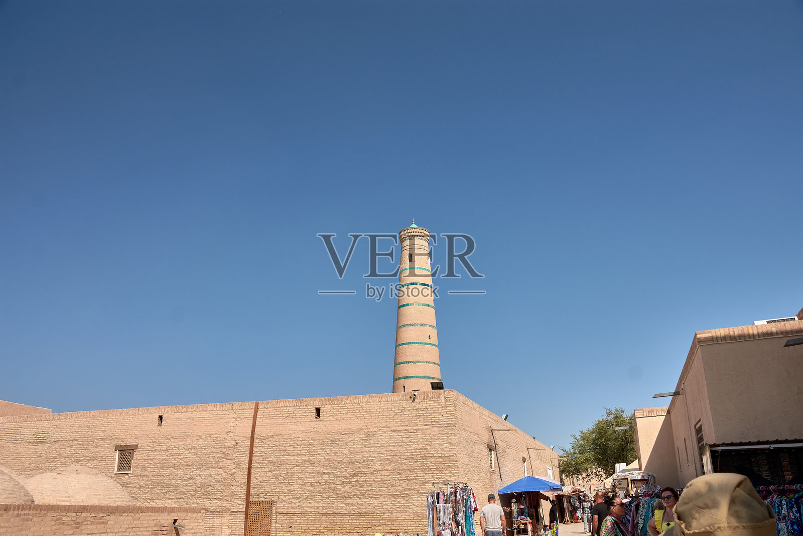 乌兹别克斯坦希瓦的标志性伊斯兰霍贾塔：蓝色华丽的环饰照片摄影图片