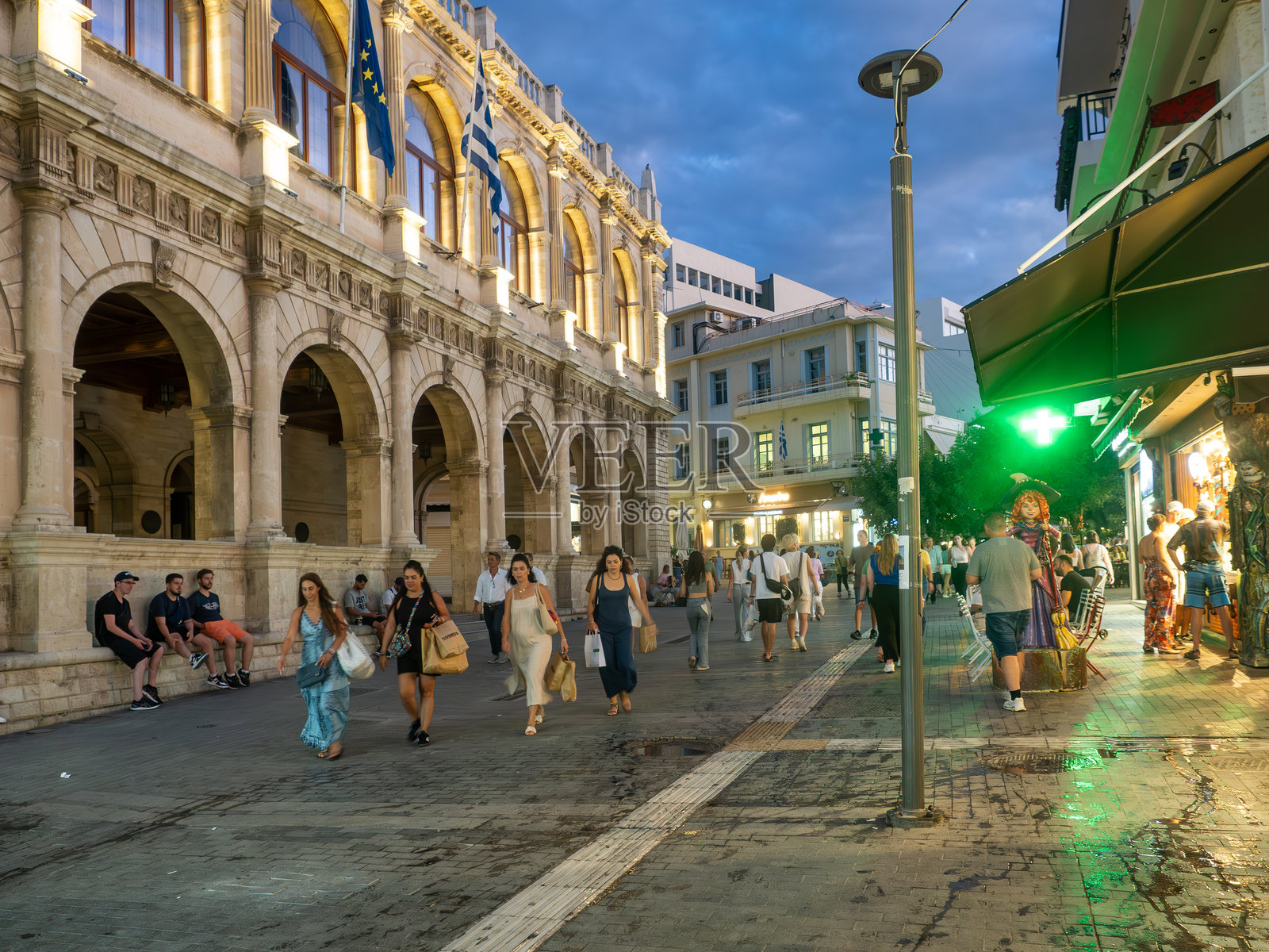 希腊赫拉克利翁的25号阿夫古斯图街夜景照片摄影图片