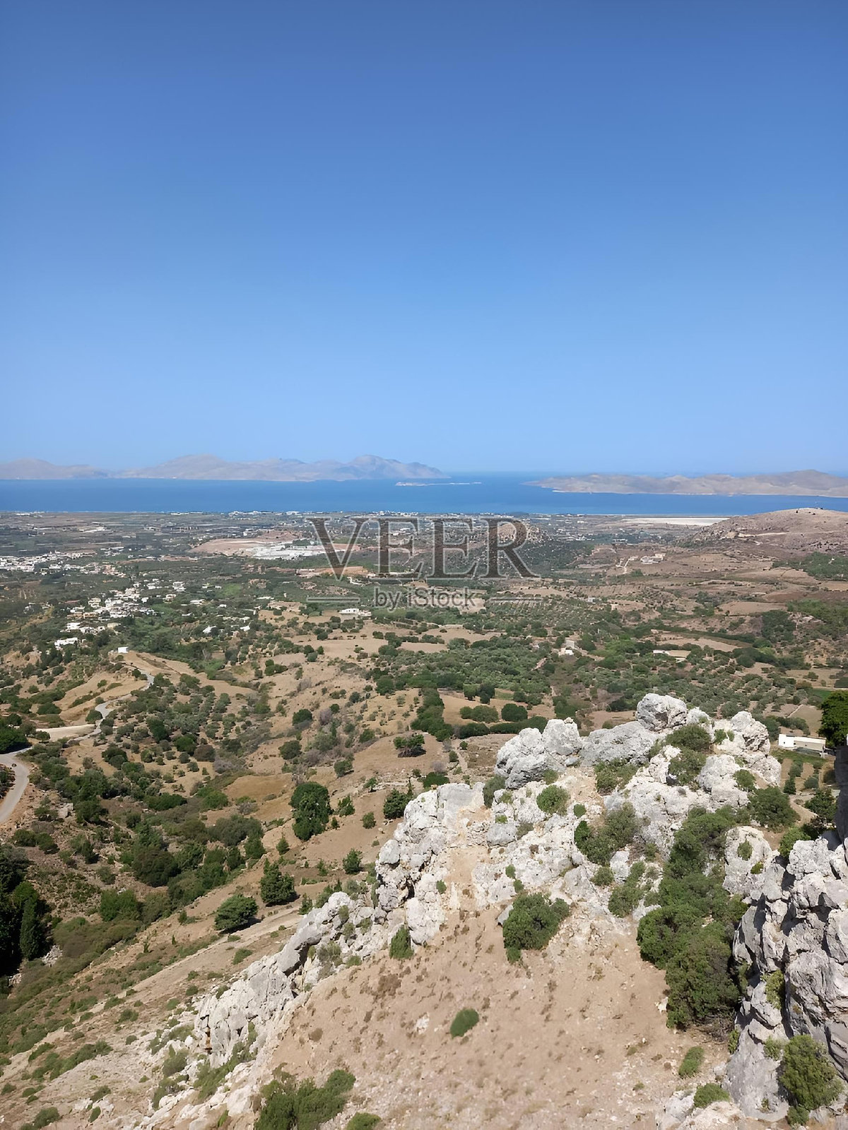 希腊科斯岛海边的稀疏植被岩石景观鸟瞰图照片摄影图片