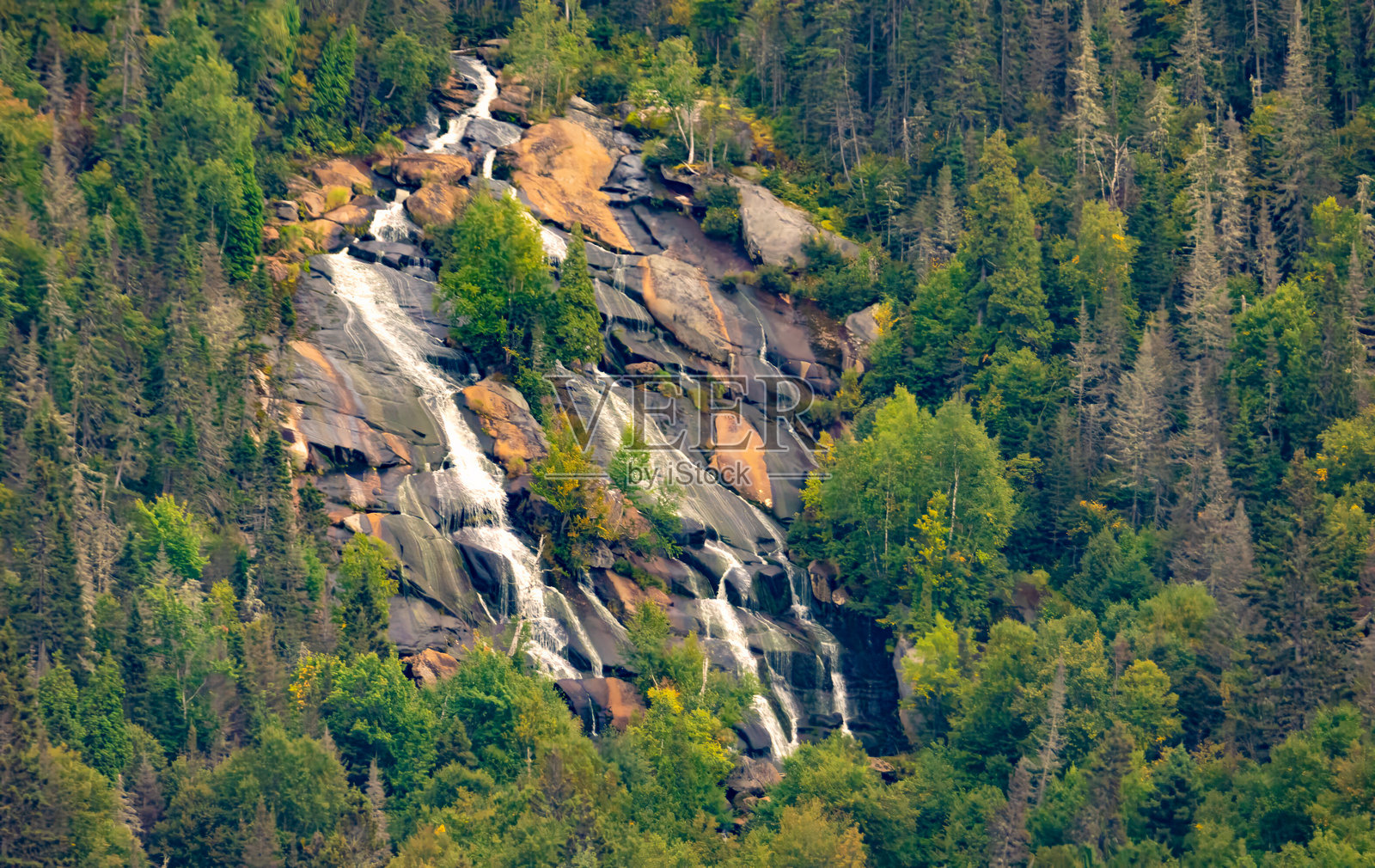 萨格奈峡湾（Saguenay fjord）沿岸的瀑布特写，魁北克，加拿大照片摄影图片
