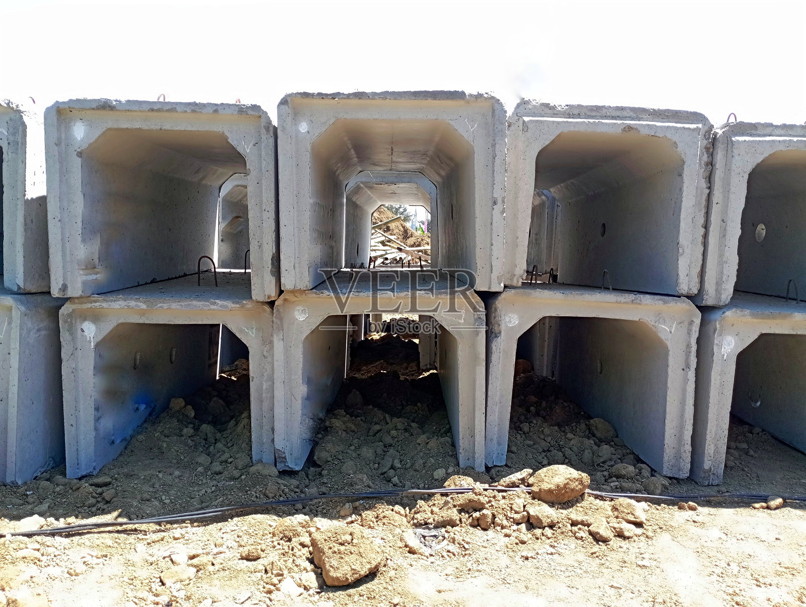 U型沟渠涵洞用于灌溉渠道照片摄影图片