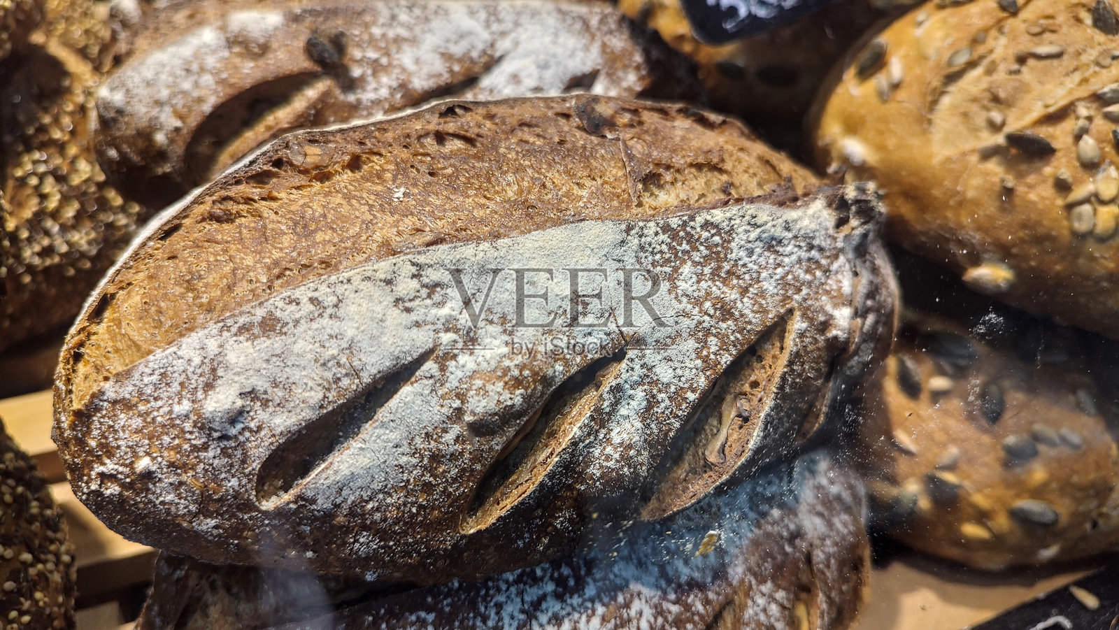 面包店摊位上的乡村面包。照片摄影图片