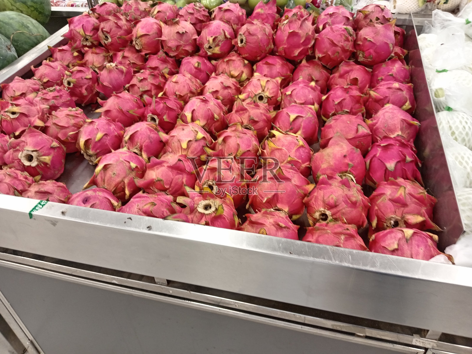 市场柜台上的火龙果。成熟的皮塔亚。“Hylocereus undatus”照片摄影图片