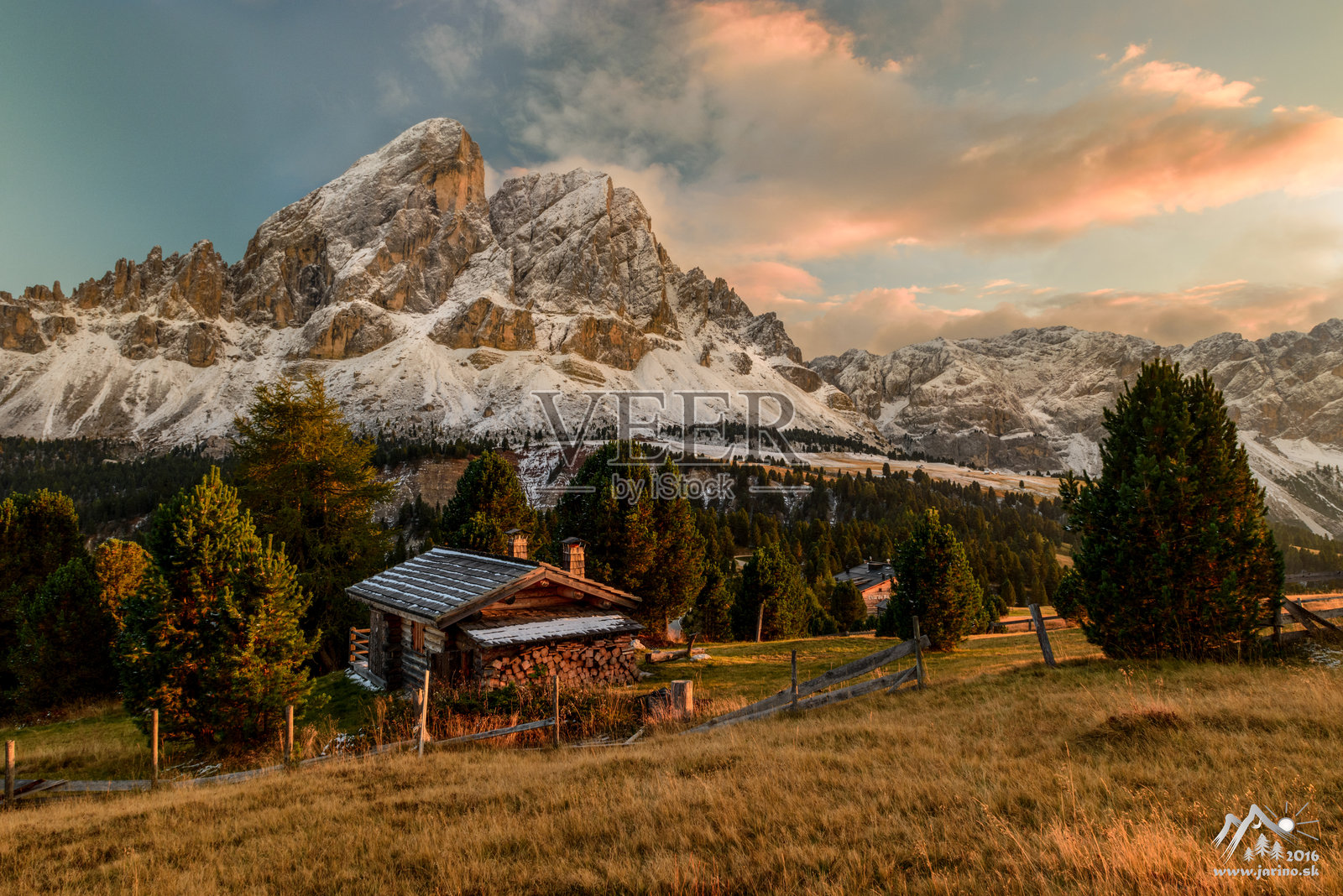 佩特勒科费尔山下的埃尔贝山口，或称萨斯德普提亚。照片摄影图片