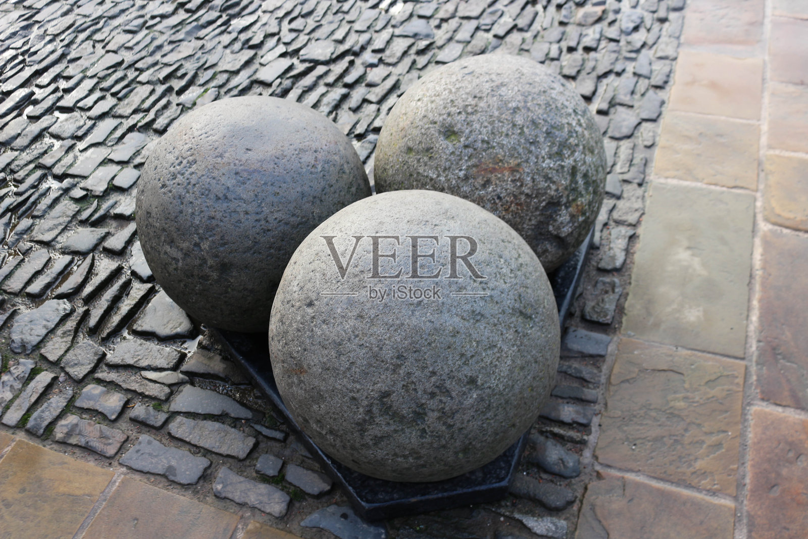 爱丁堡城堡，爱丁堡旧城，苏格兰，英国 - 蒙斯梅格大炮的炮弹放置在石板地面上照片摄影图片