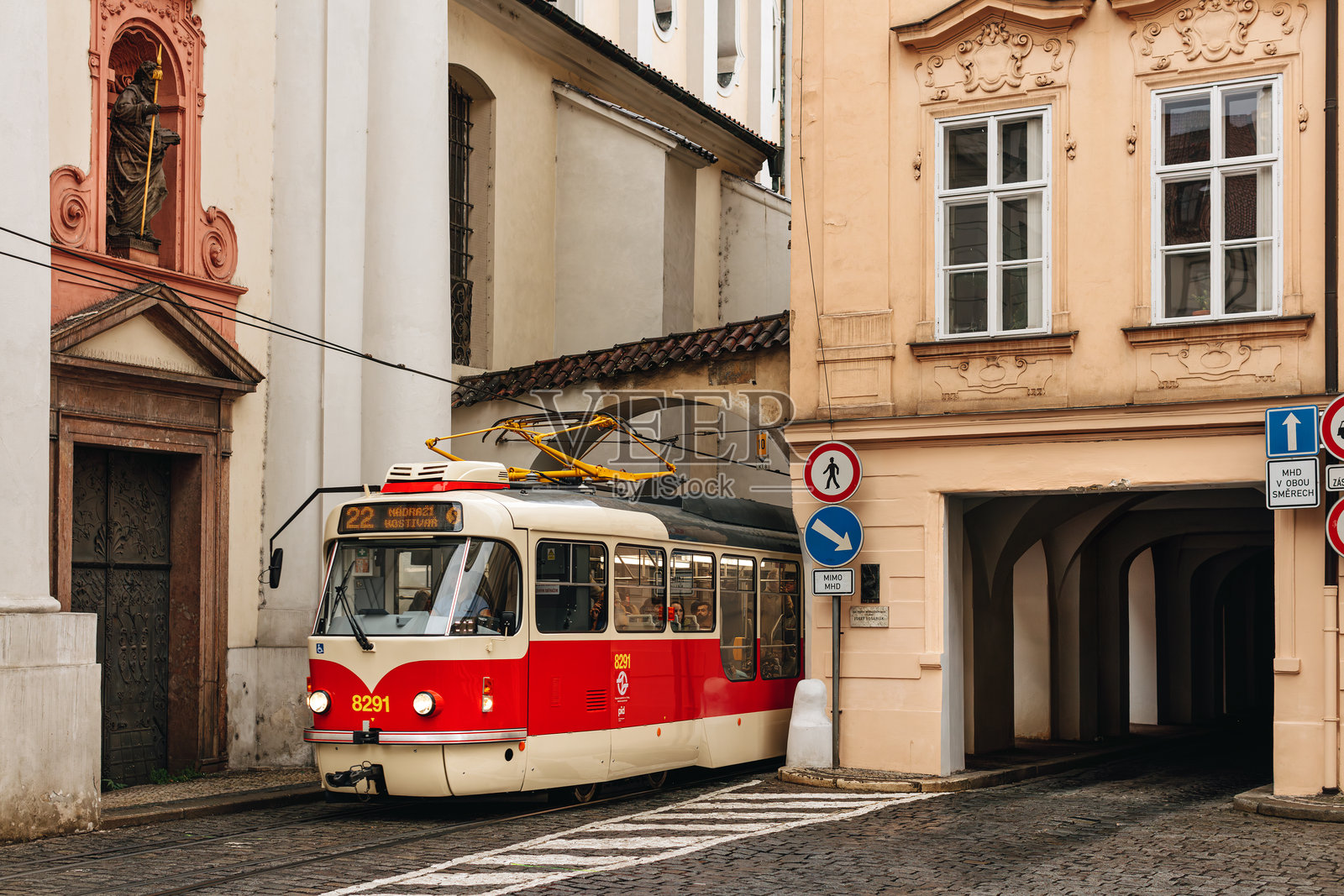捷克共和国布拉格的莱滕斯卡街上的塔特拉电车。照片摄影图片