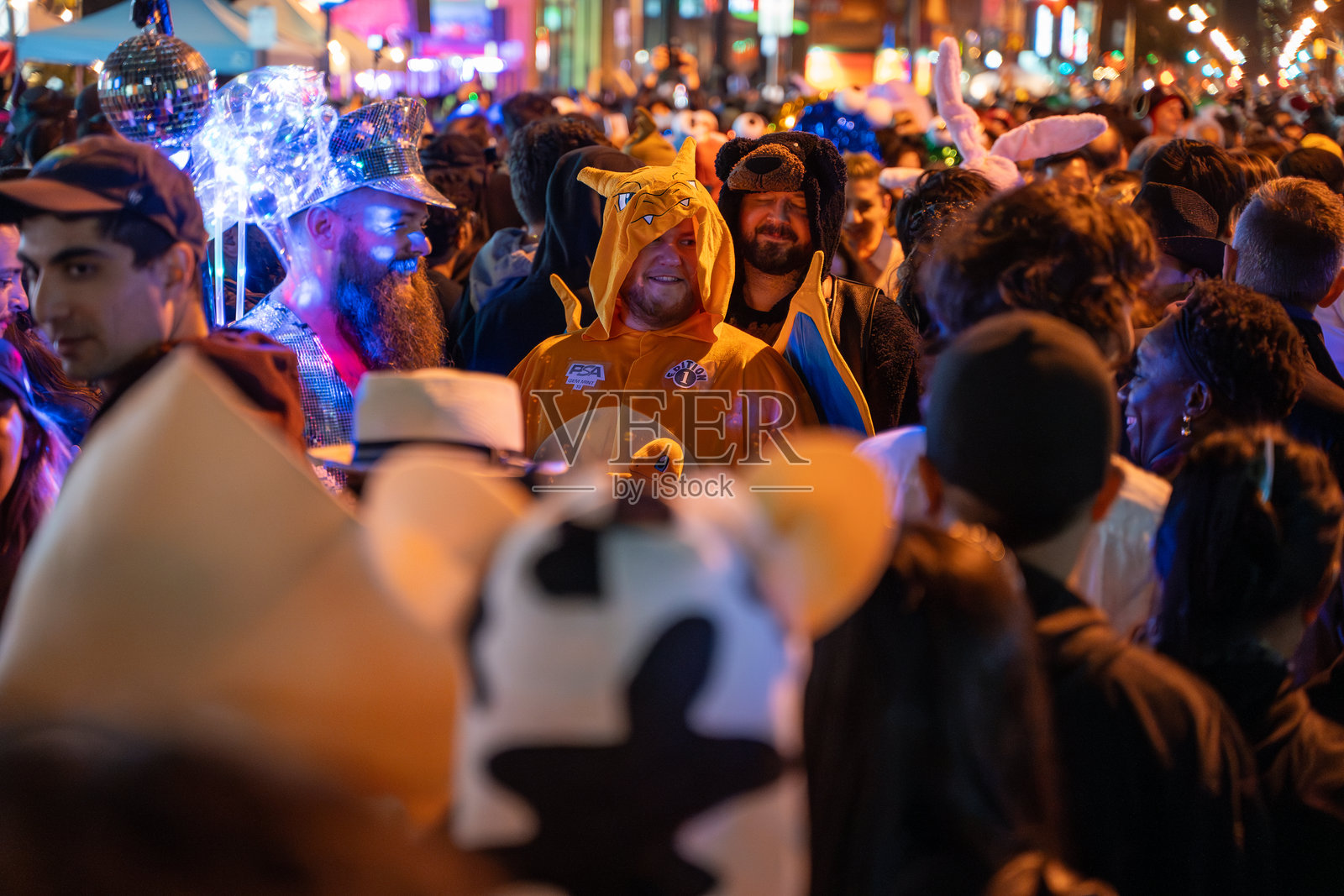 万圣节夜间游行在教堂街上。人群穿着恐怖的服装走在街上。加拿大多伦多 - 2024年10月31日。照片摄影图片