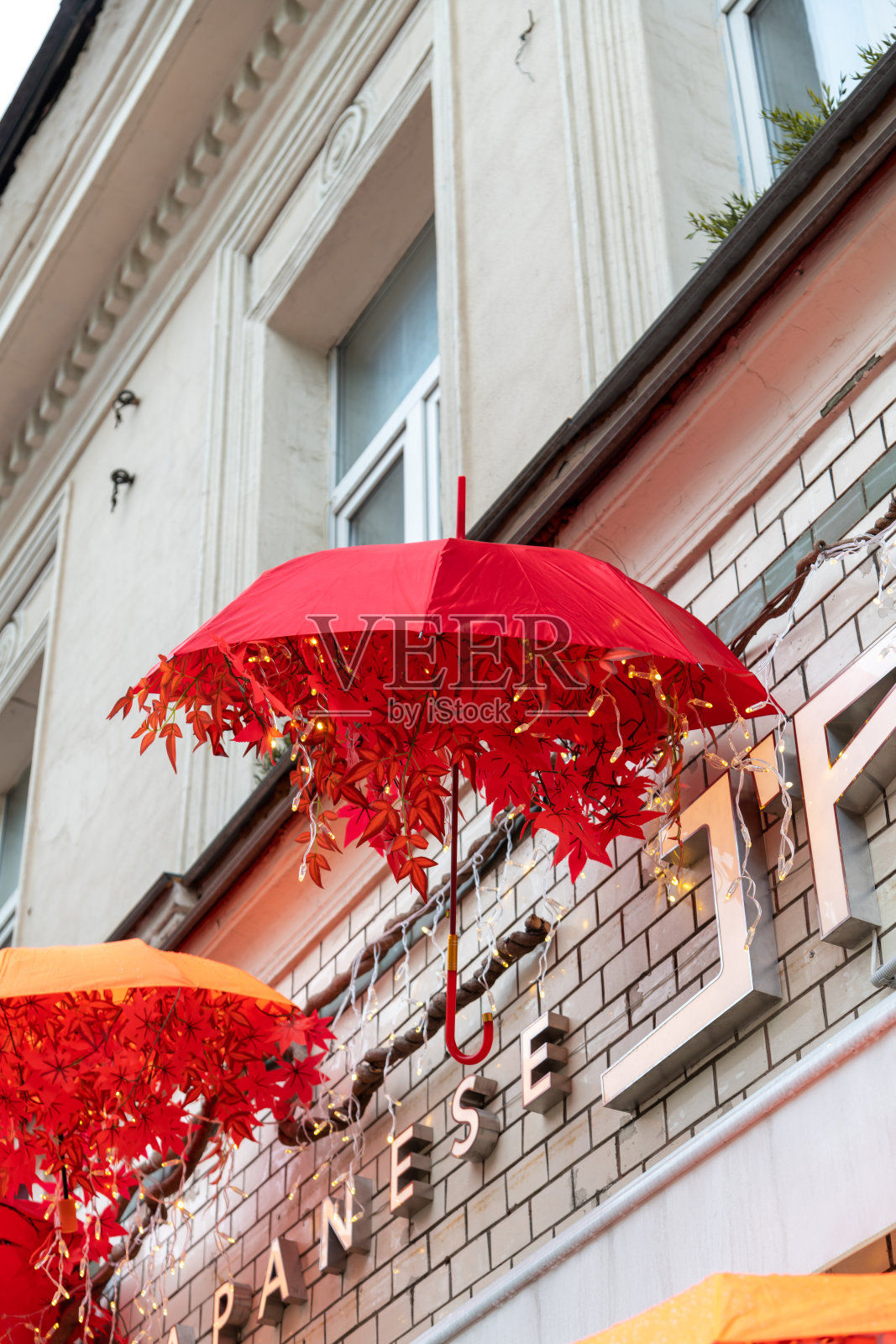 红伞秋季街道装饰照片摄影图片