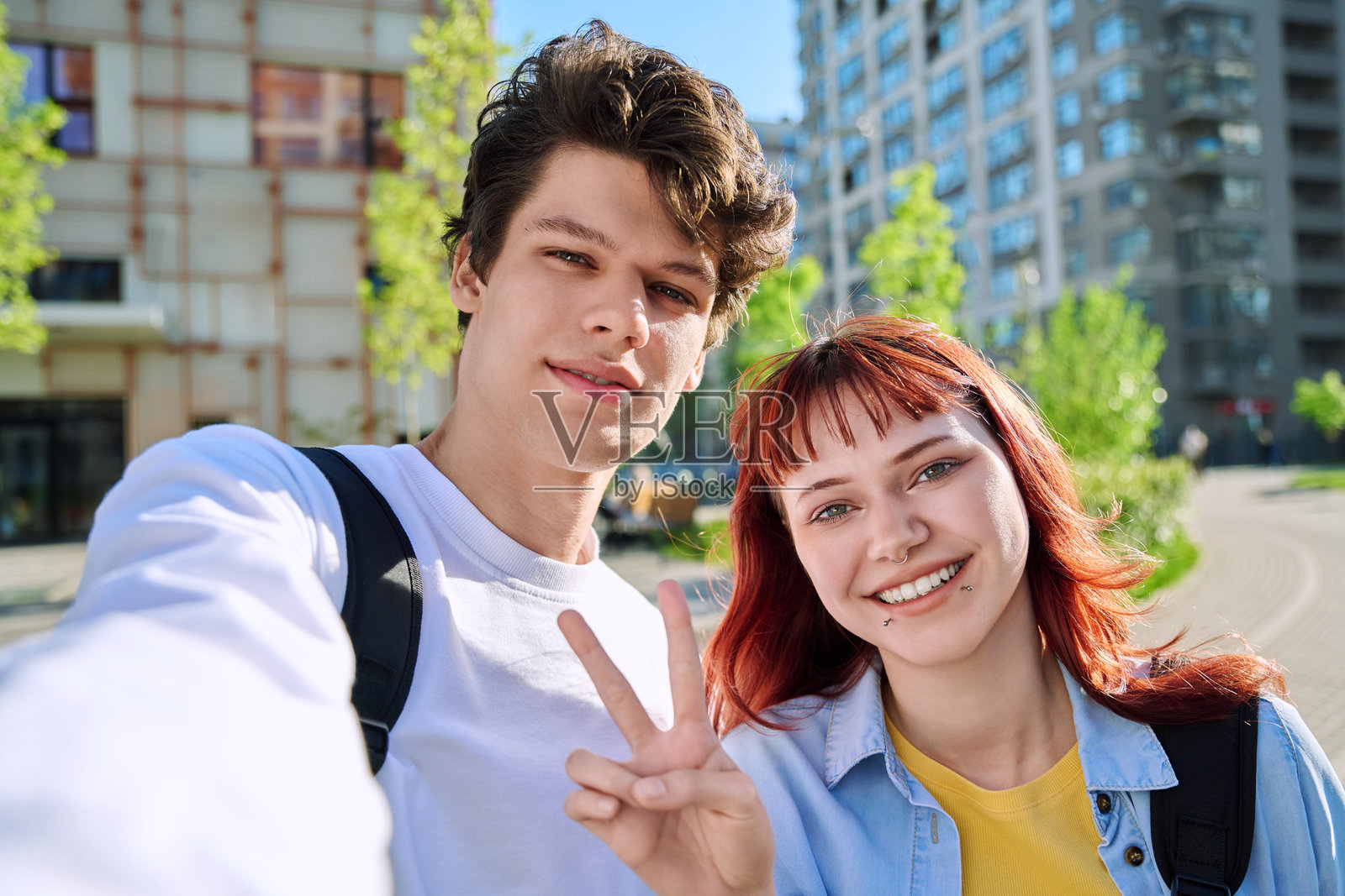 快乐的大学生男孩女孩自拍肖像，面向镜头。照片摄影图片