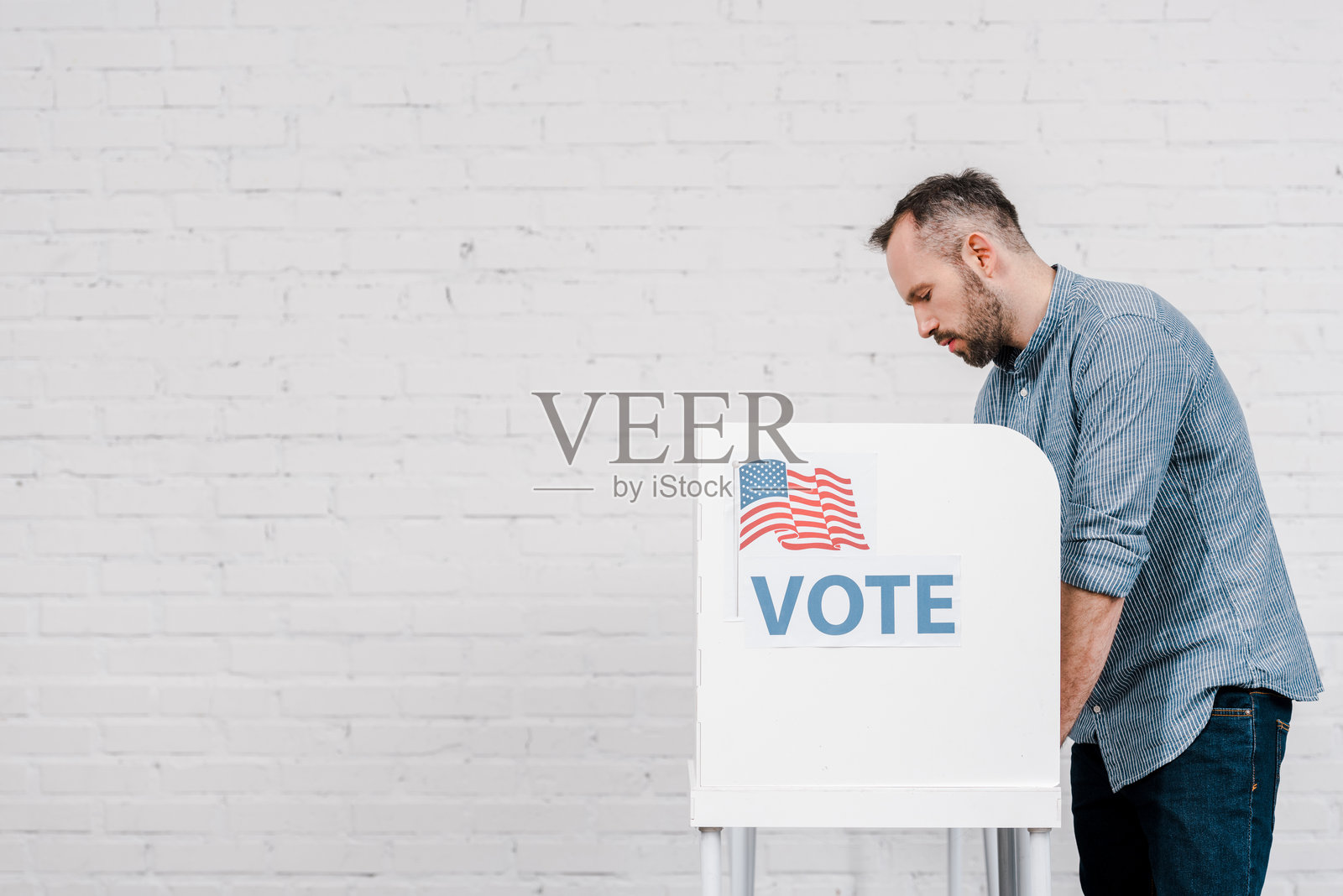 选民在投票站投票，参与关键的选举过程照片摄影图片