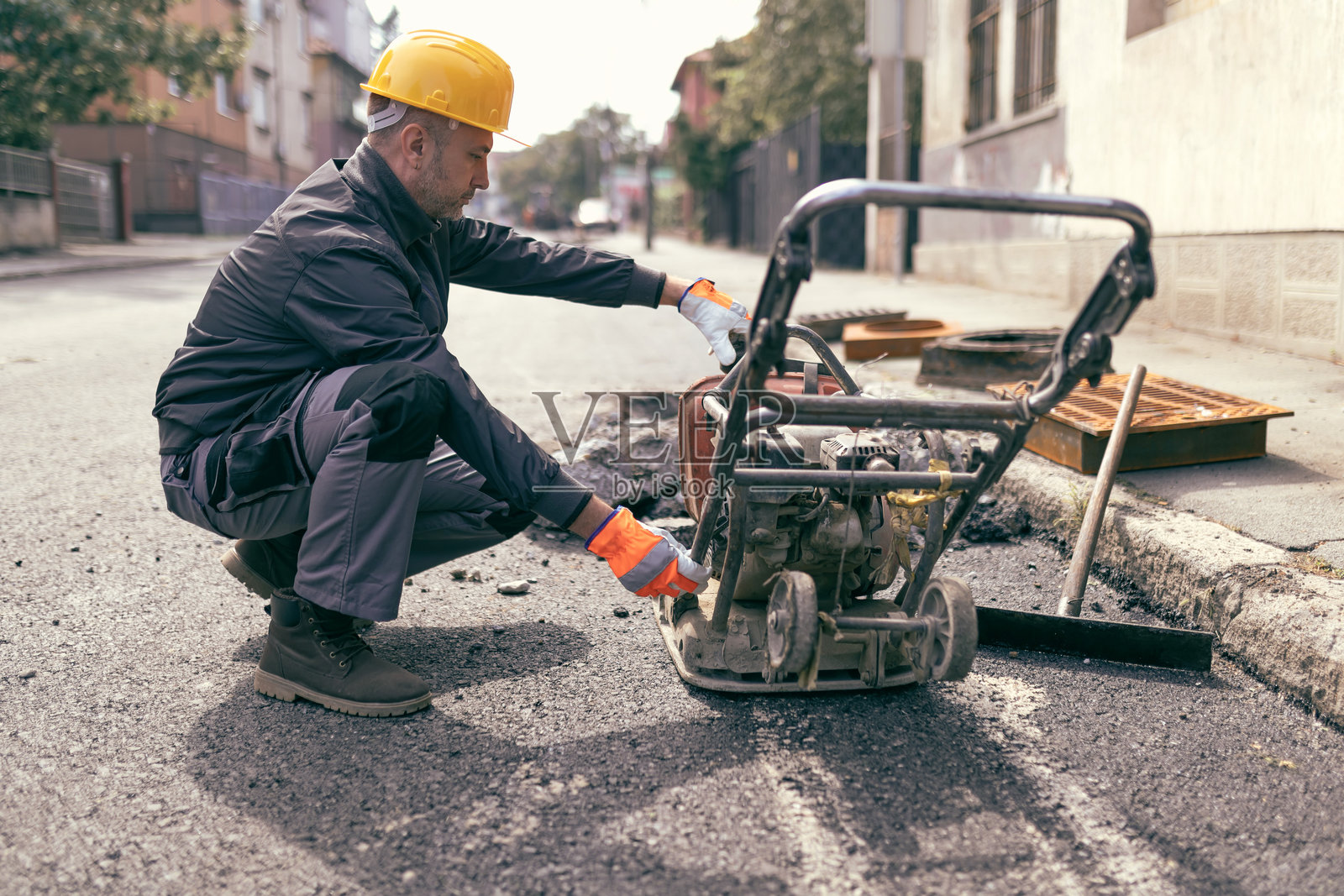 建筑工人在城市公共道路重建中工作照片摄影图片