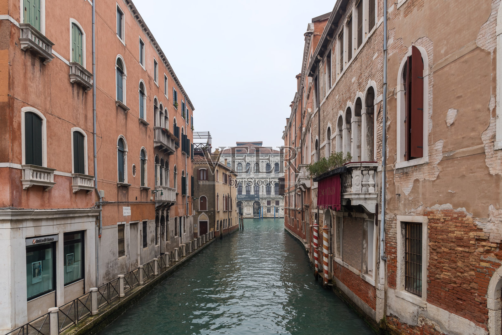 意大利威尼斯运河中的碧绿色水域照片摄影图片