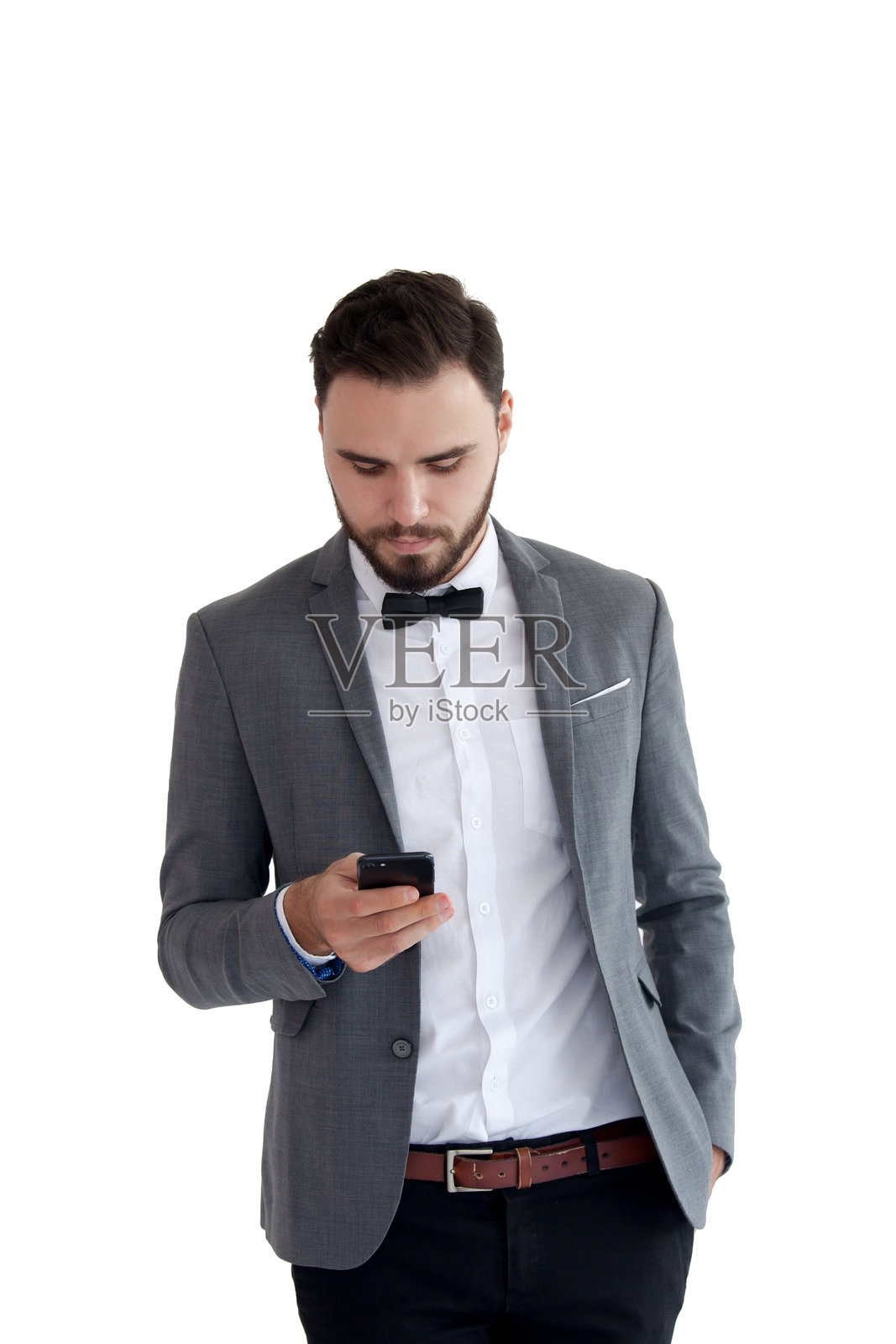 年轻男子站在白色背景前照片摄影图片