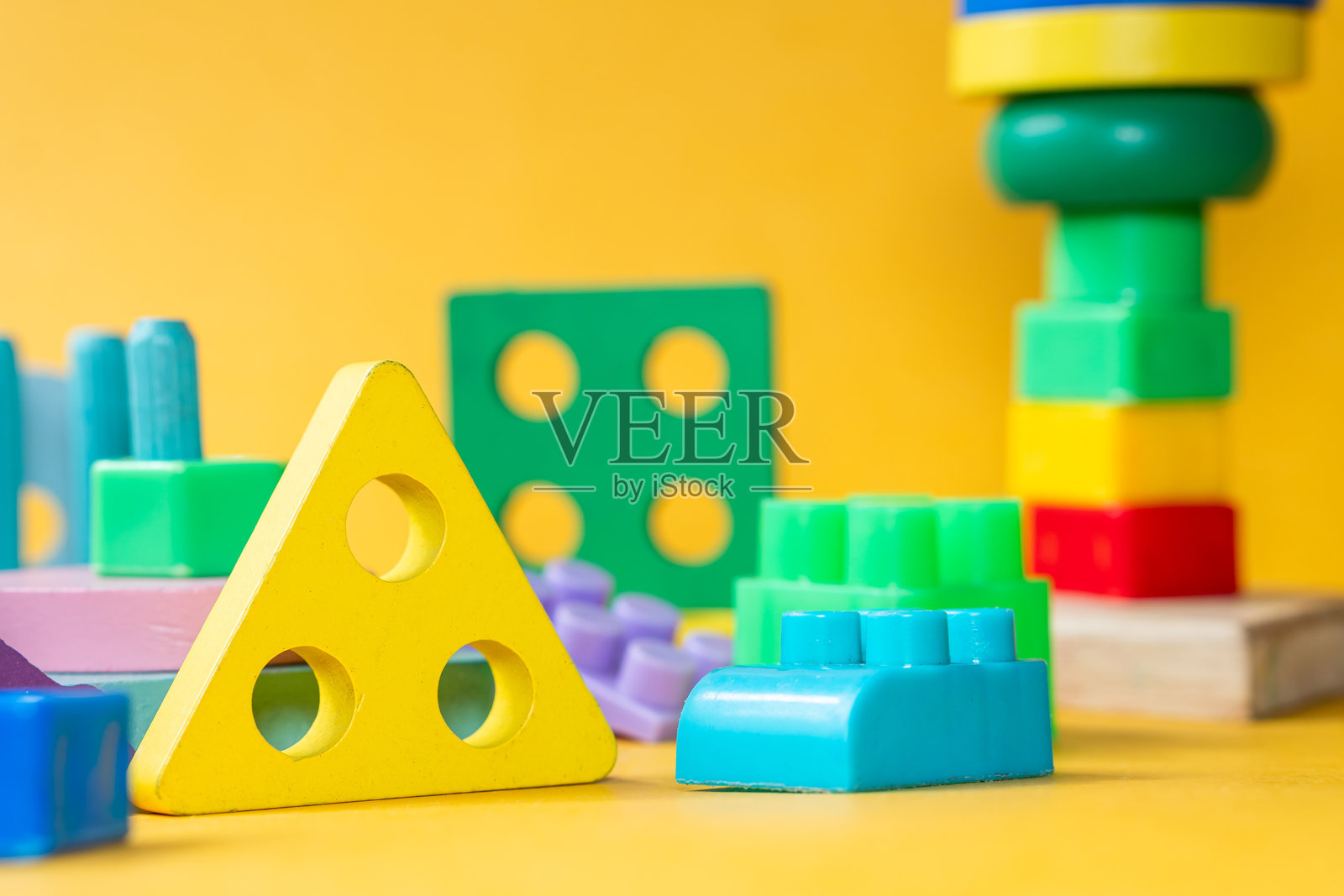 五彩缤纷的儿童积木和玩具照片摄影图片