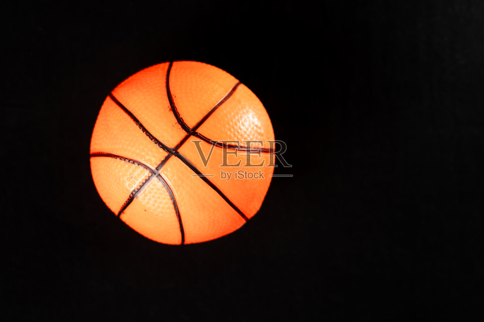 黑色表面上的橙色篮球照片摄影图片