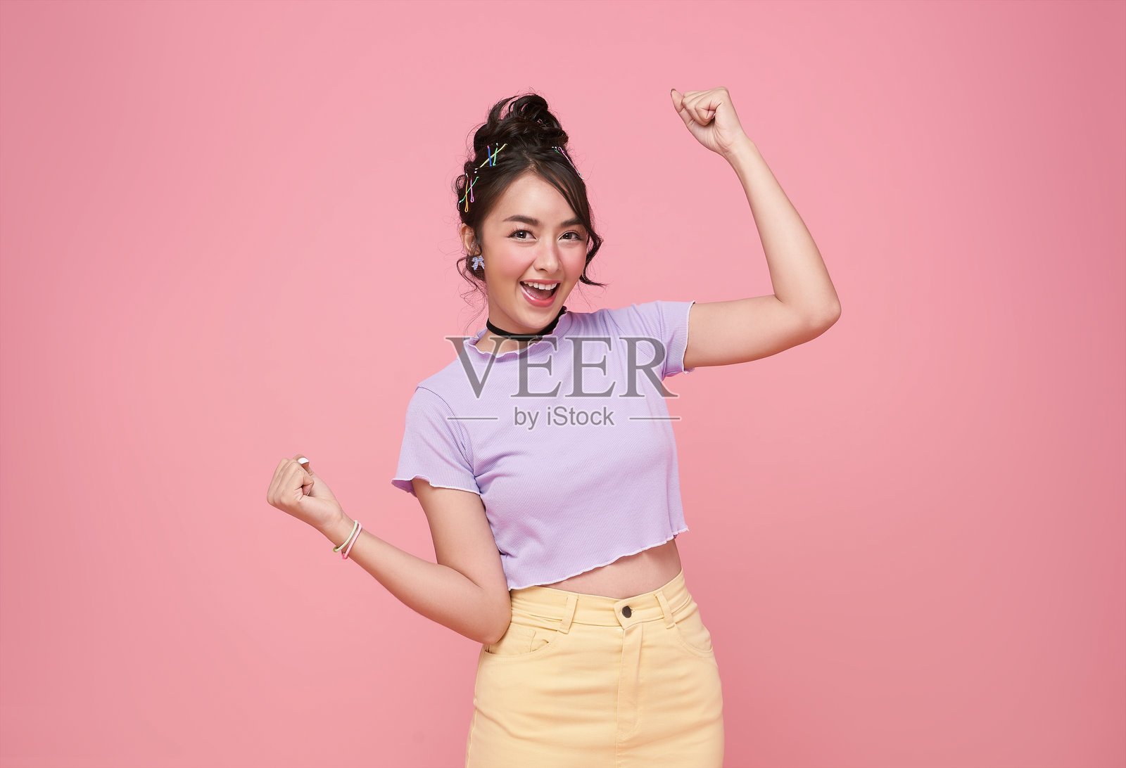 年轻的亚洲可爱女孩面带愉快的表情，开心地惊讶大笑，穿着休闲服装，背景为粉色。照片摄影图片