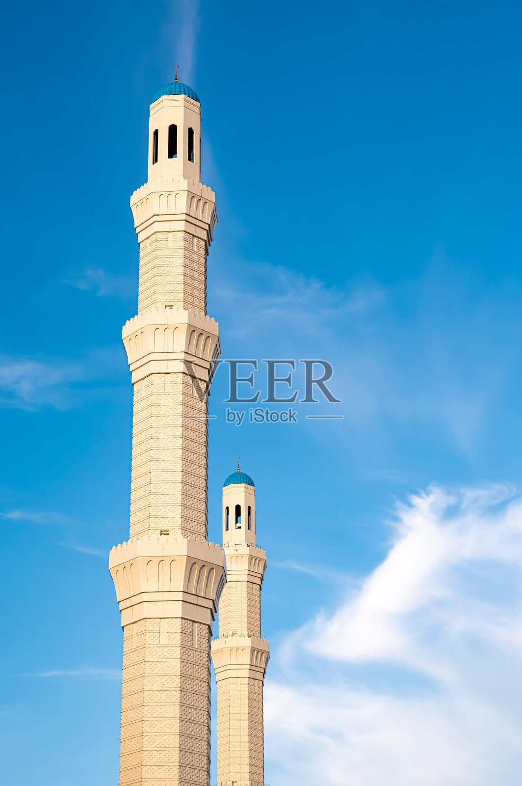 哈萨克斯坦阿斯塔纳主中央清真寺的尖塔特写，背景是蓝天。照片摄影图片