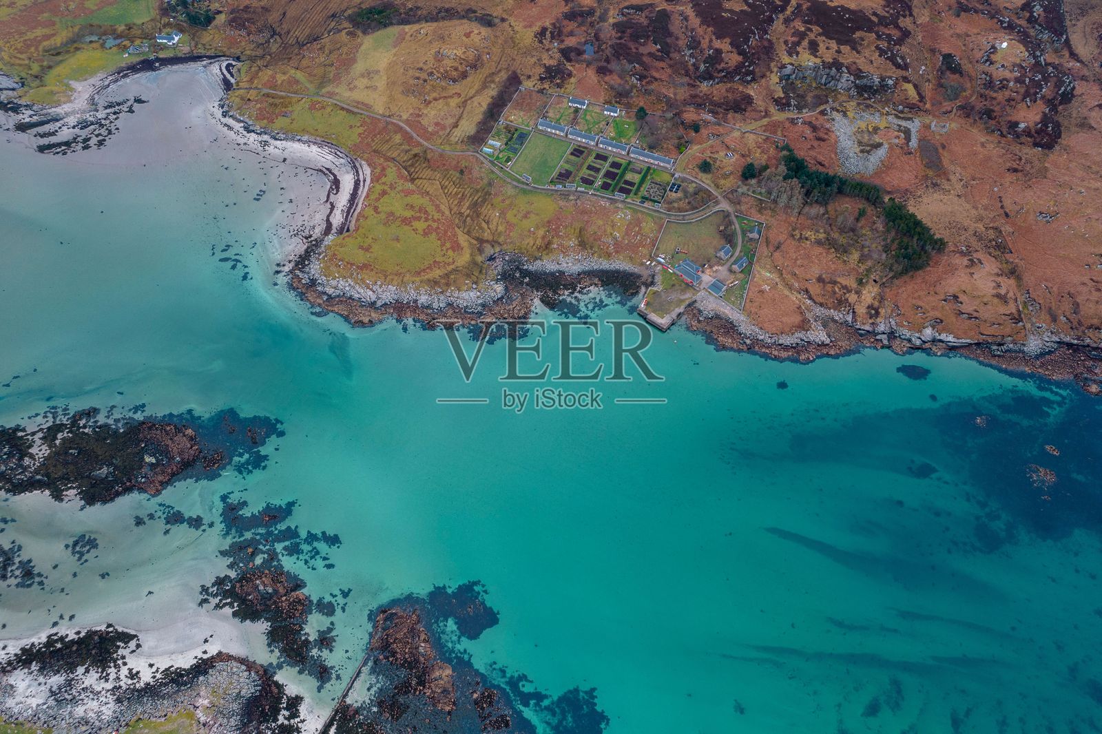 海岸空中景观，碧蓝的海水。照片摄影图片