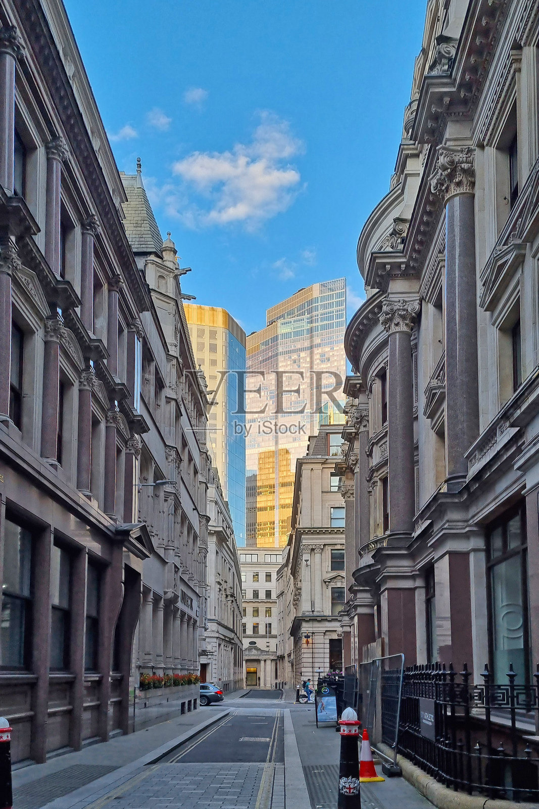 繁忙城市中心小巷中的城市建筑与摩天大楼照片摄影图片