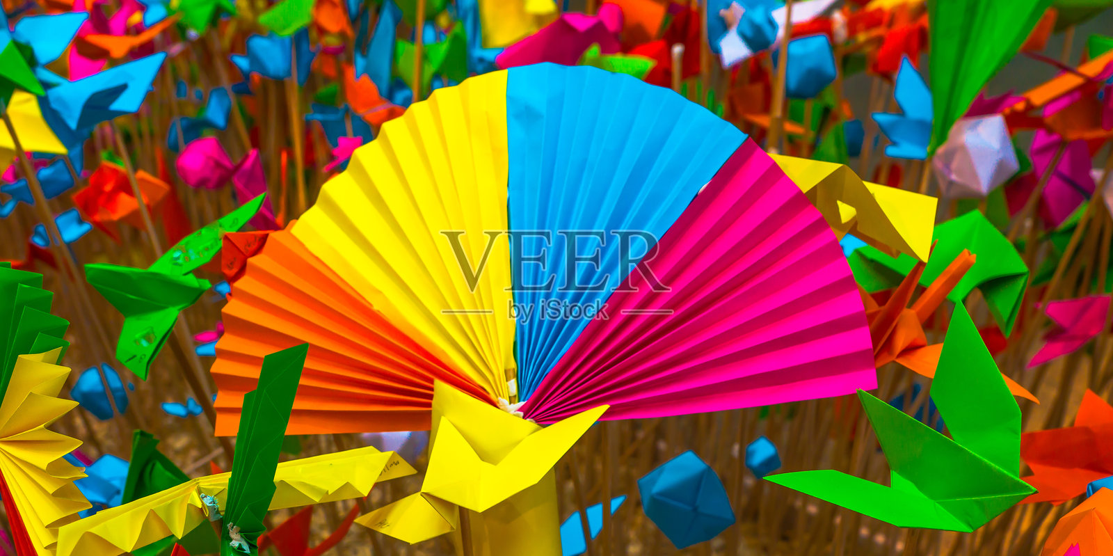 五彩缤纷的折纸照片摄影图片