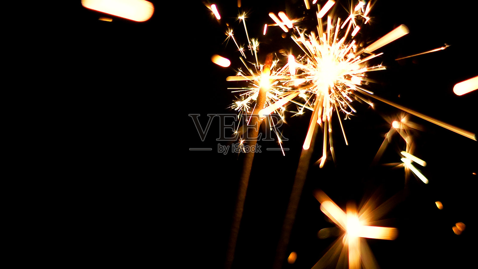 夜晚的烟花棒特写照片摄影图片