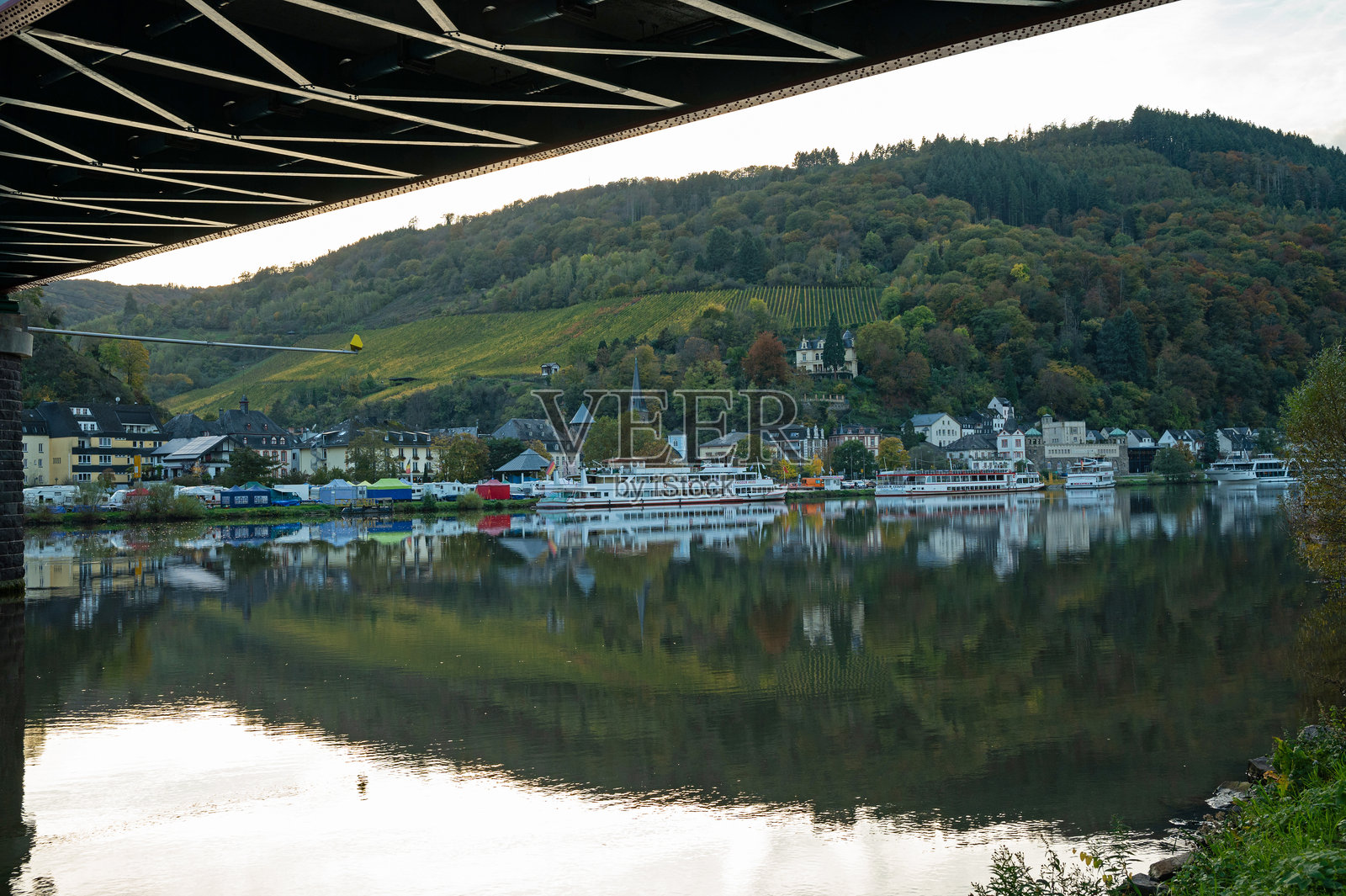 摩泽尔河与美丽的特拉本-特拉巴赫镇照片摄影图片
