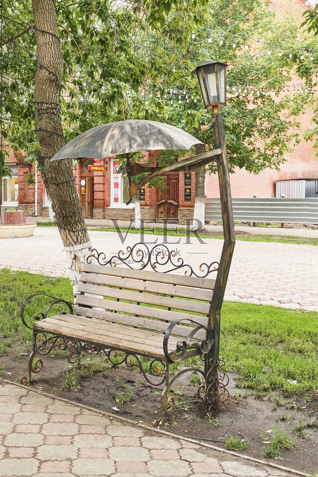 装饰性结构的灯笼与伞在步行街的长椅旁，哈萨克斯坦彼得罗巴甫洛夫斯克照片摄影图片