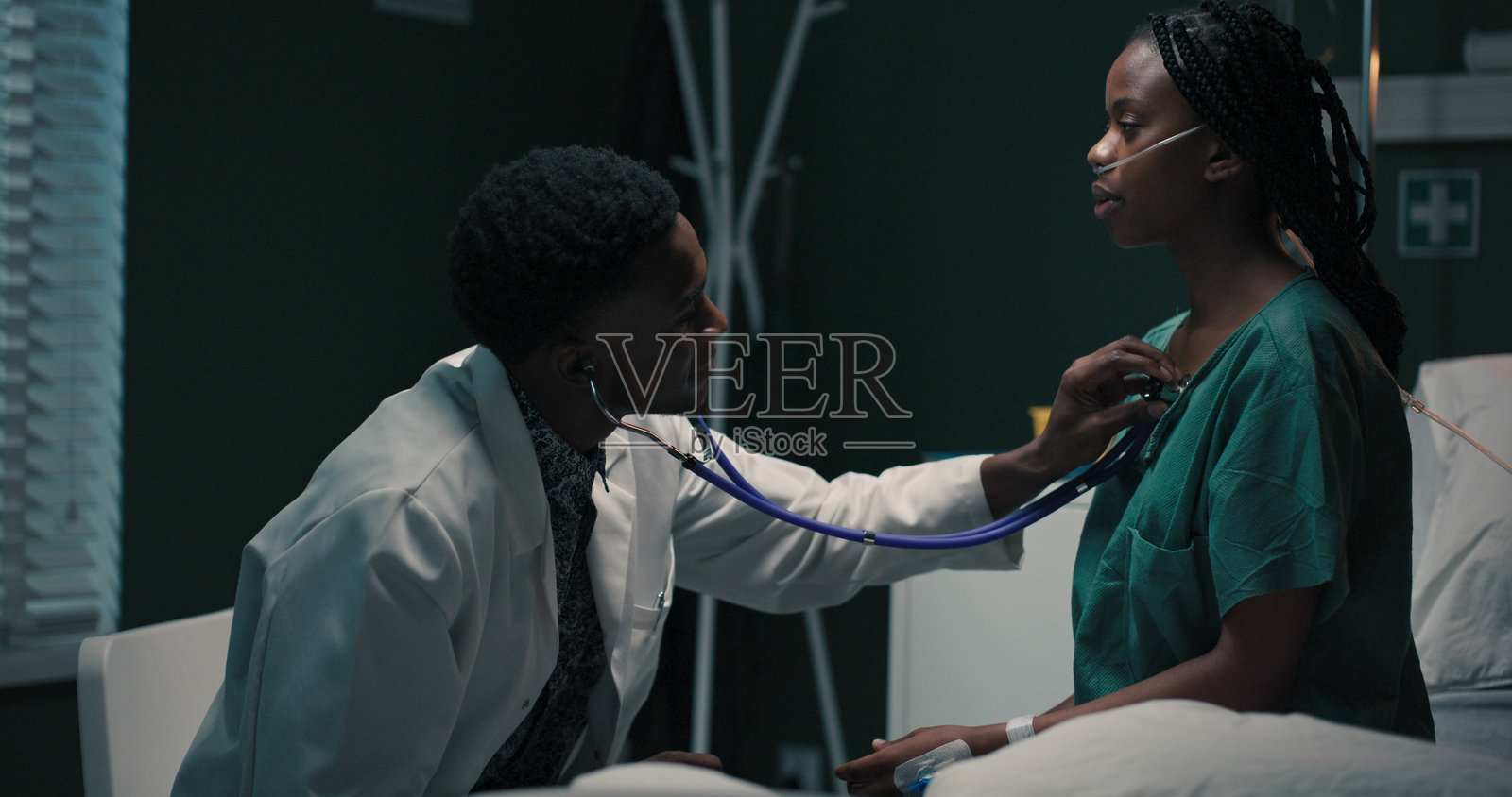 医生与患者面对面坐着，仔细评估患者在检查中的状况。照片摄影图片