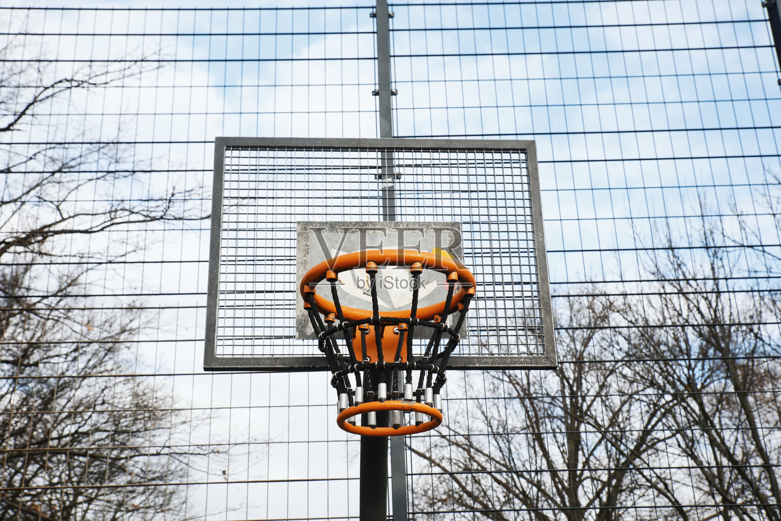 低角度视图的篮球架与天空相对照片摄影图片