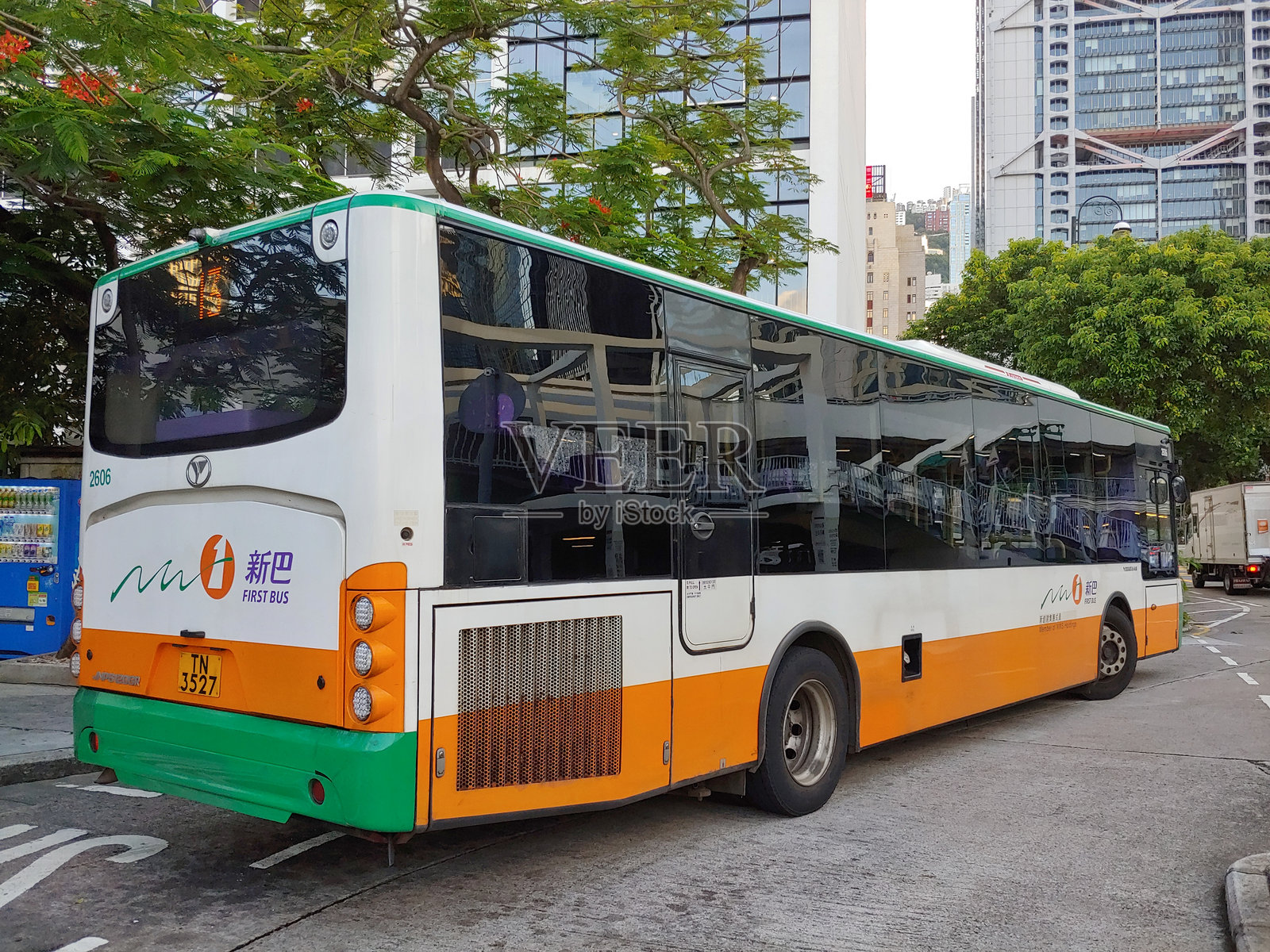 中央的单层巴士停车场照片摄影图片