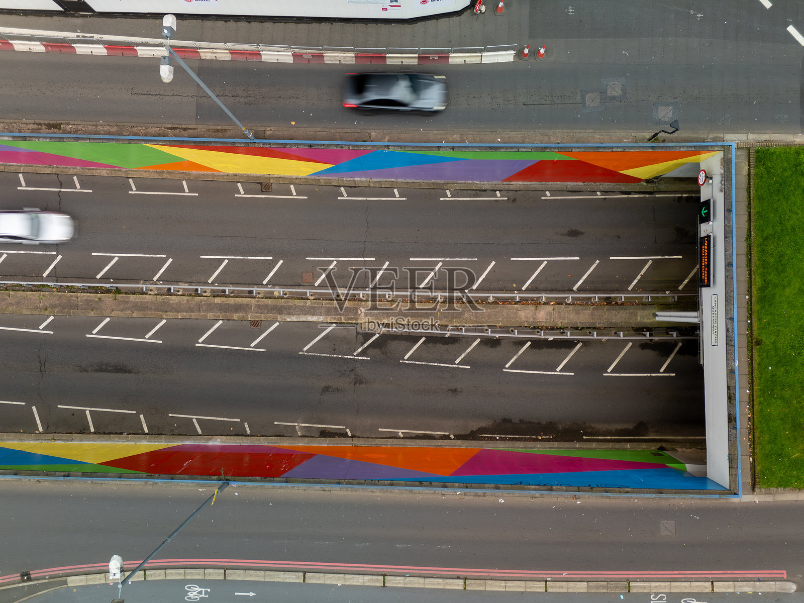 伯明翰市中心五彩斑斓的地下通道鸟瞰图，汽车穿行其间照片摄影图片