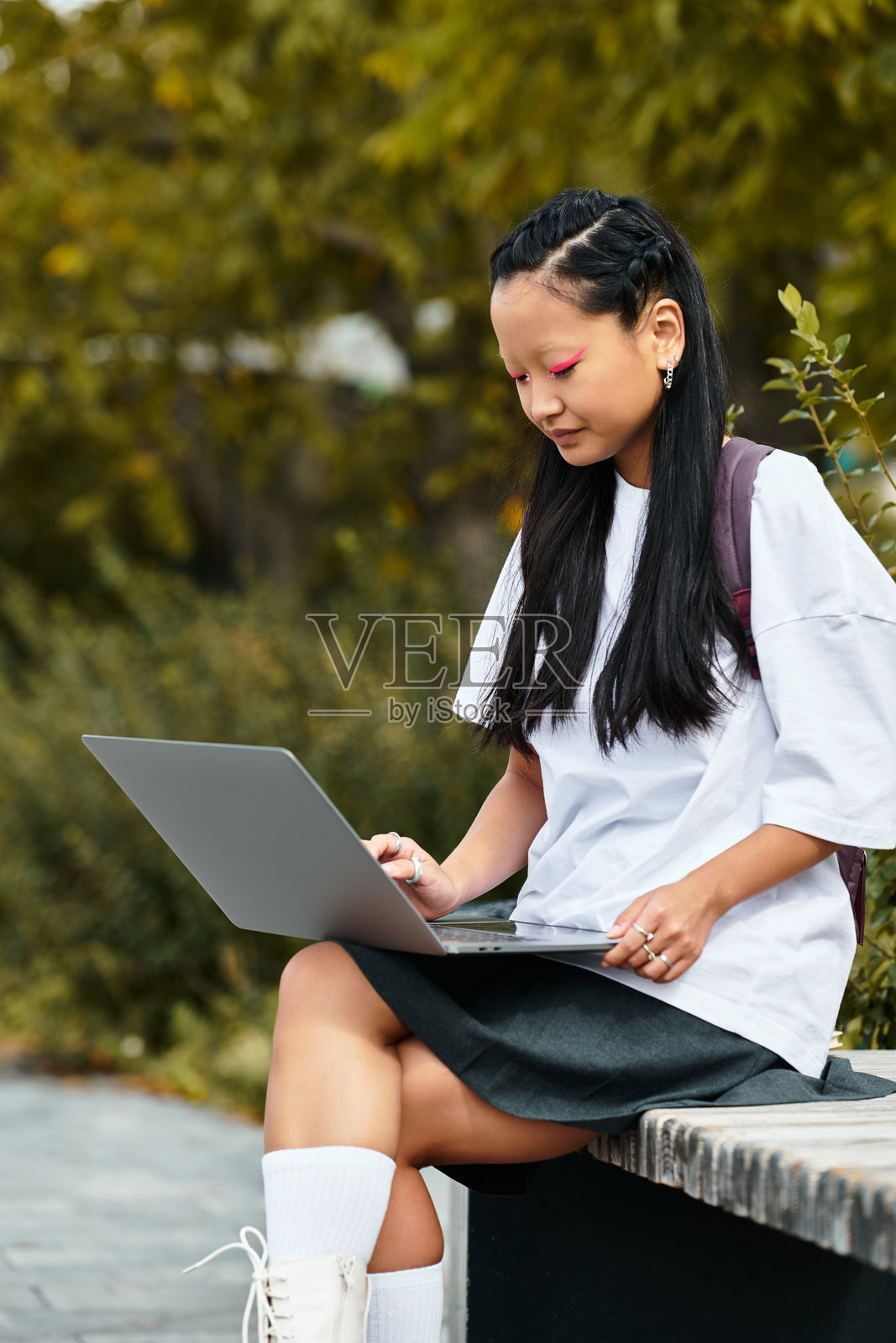 时尚的年轻学生在阳光明媚的下午专注于大学校园的学习照片摄影图片