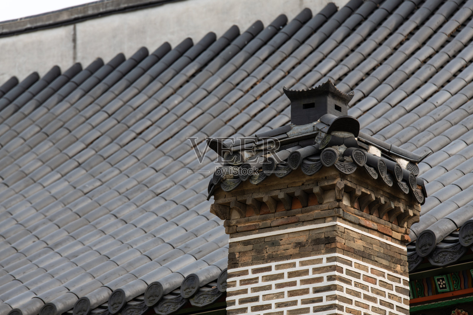 烟囱和瓦屋顶照片摄影图片