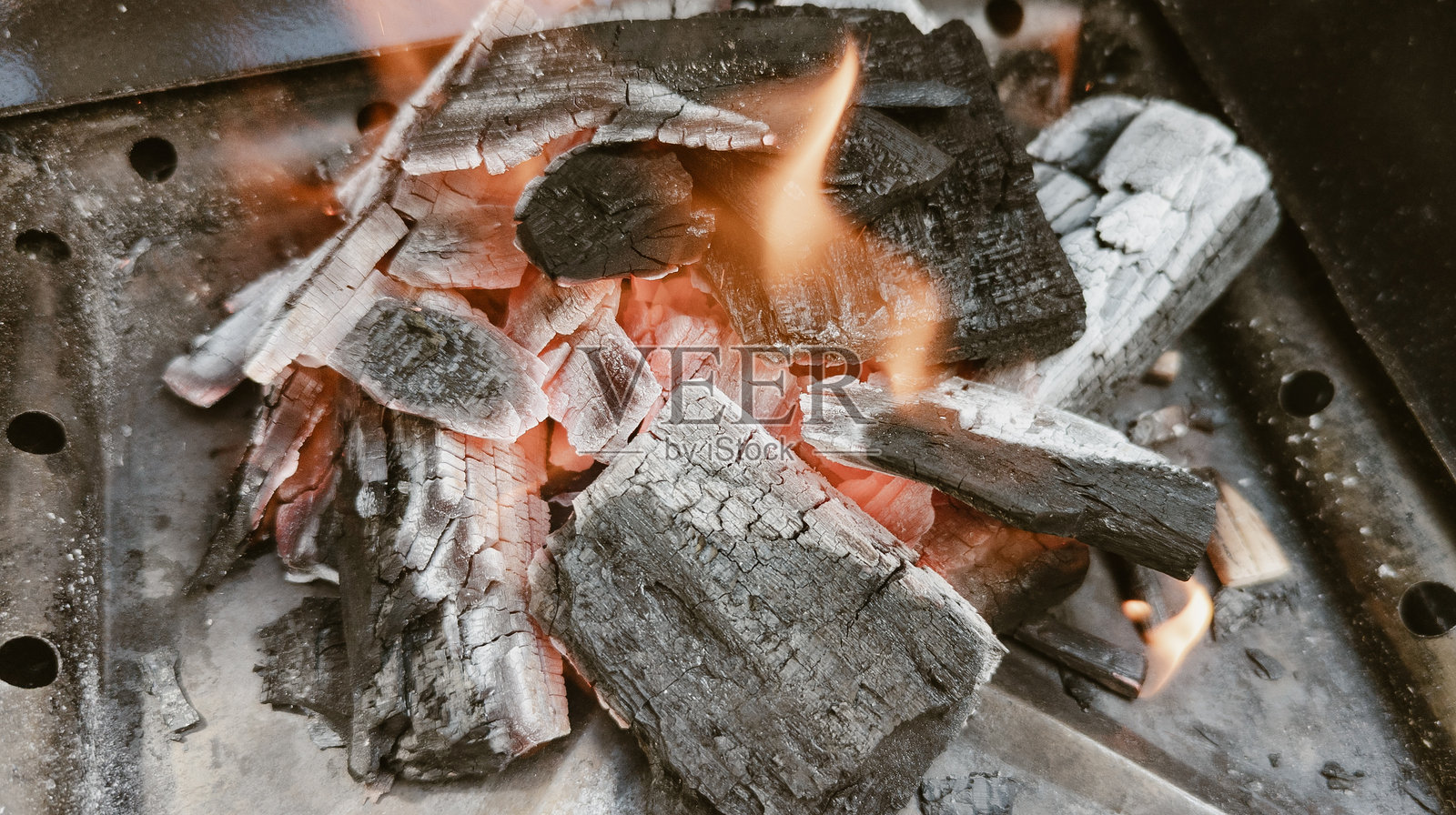 烧烤炭火燃烧照片摄影图片