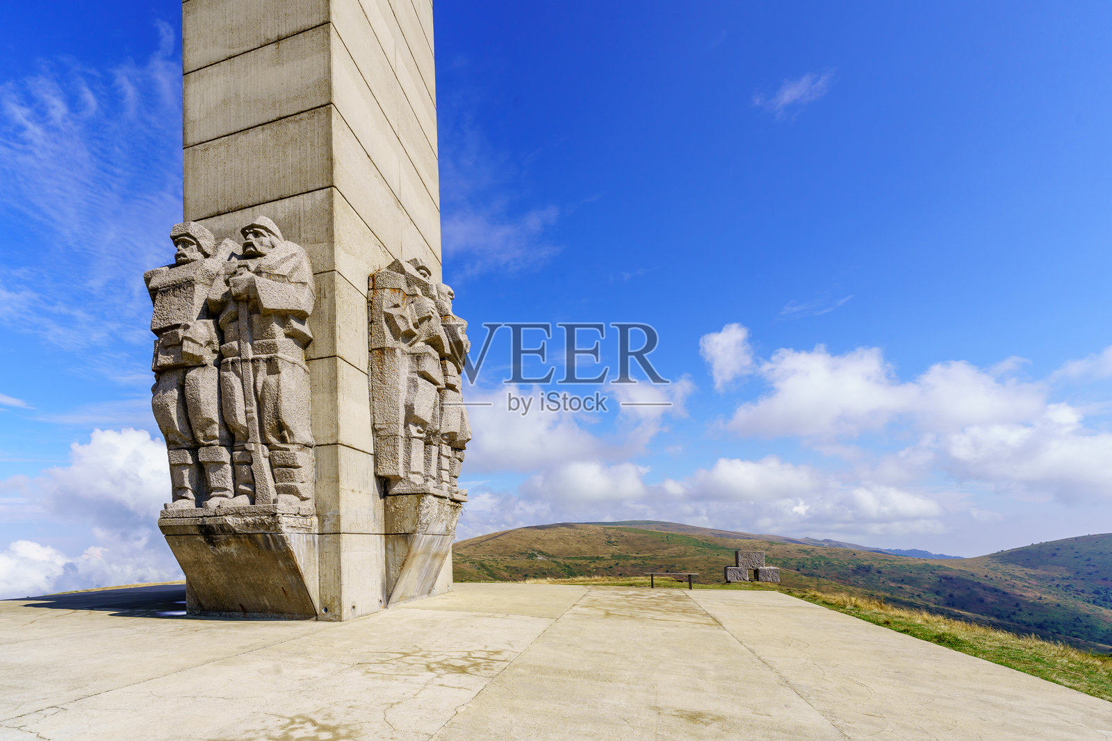 自由拱门纪念碑，位于戈拉尔特佩山上照片摄影图片