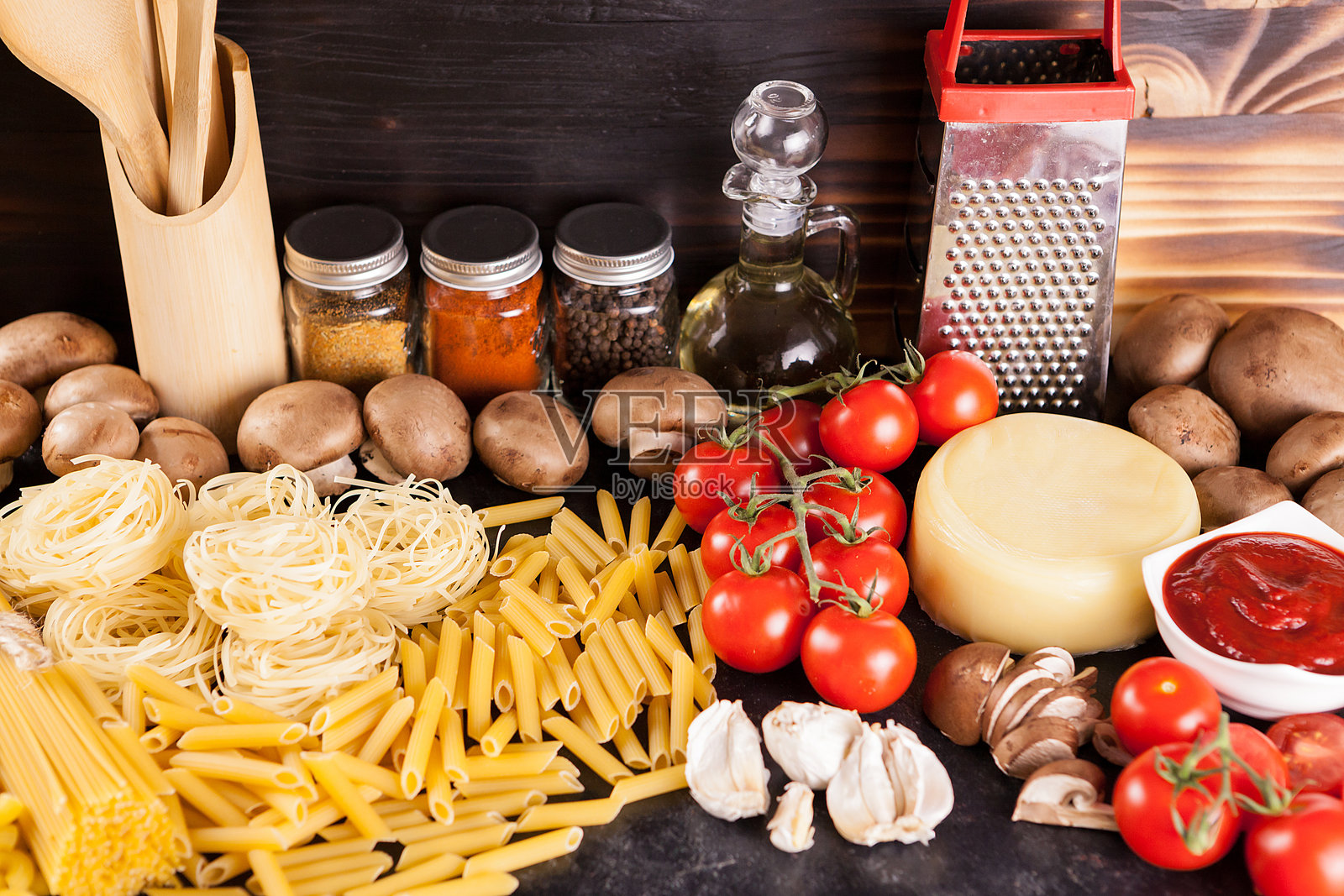 生面条放在乡村背景上，旁边有蔬菜照片摄影图片