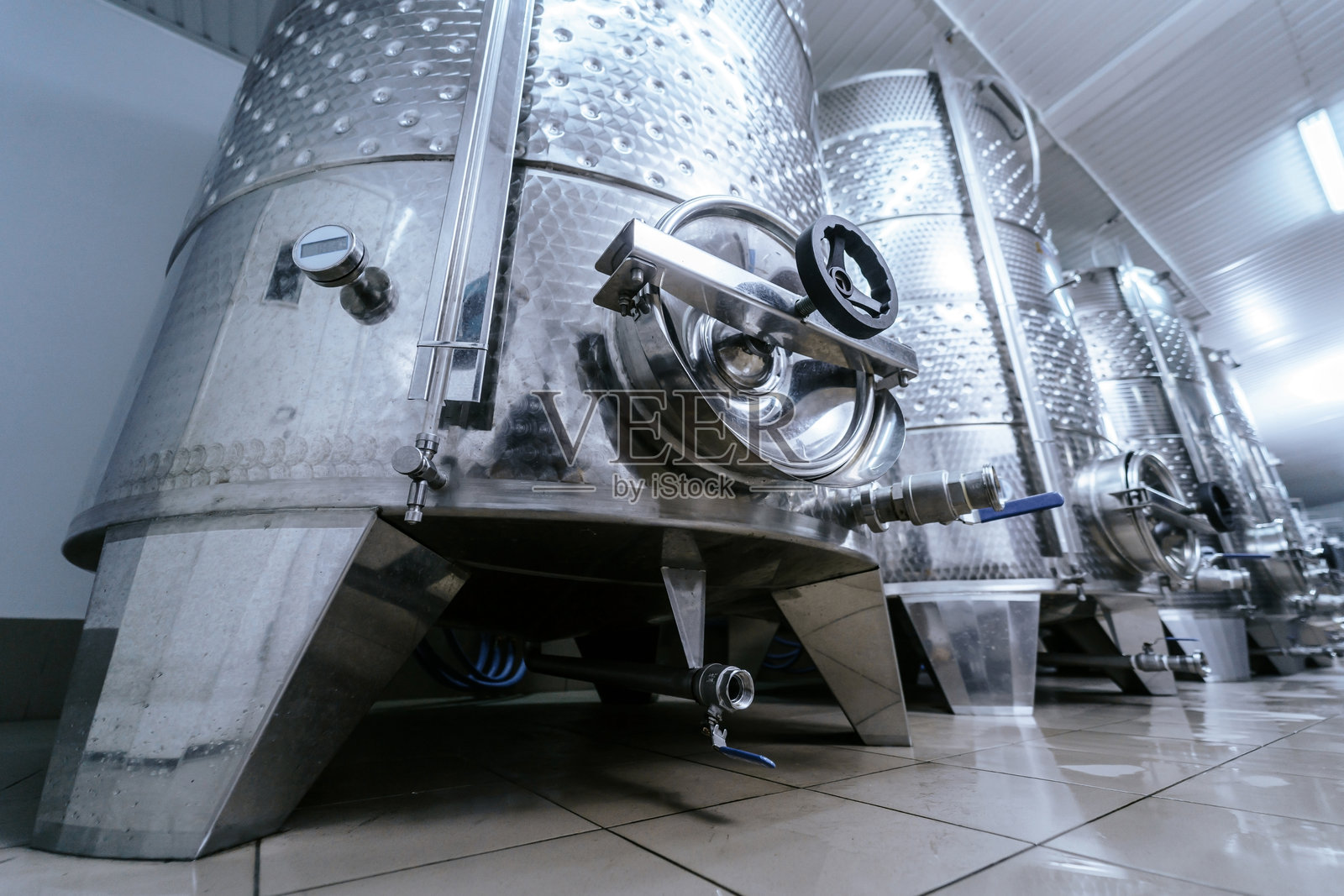 现代酒庄与金属酒桶。照片摄影图片