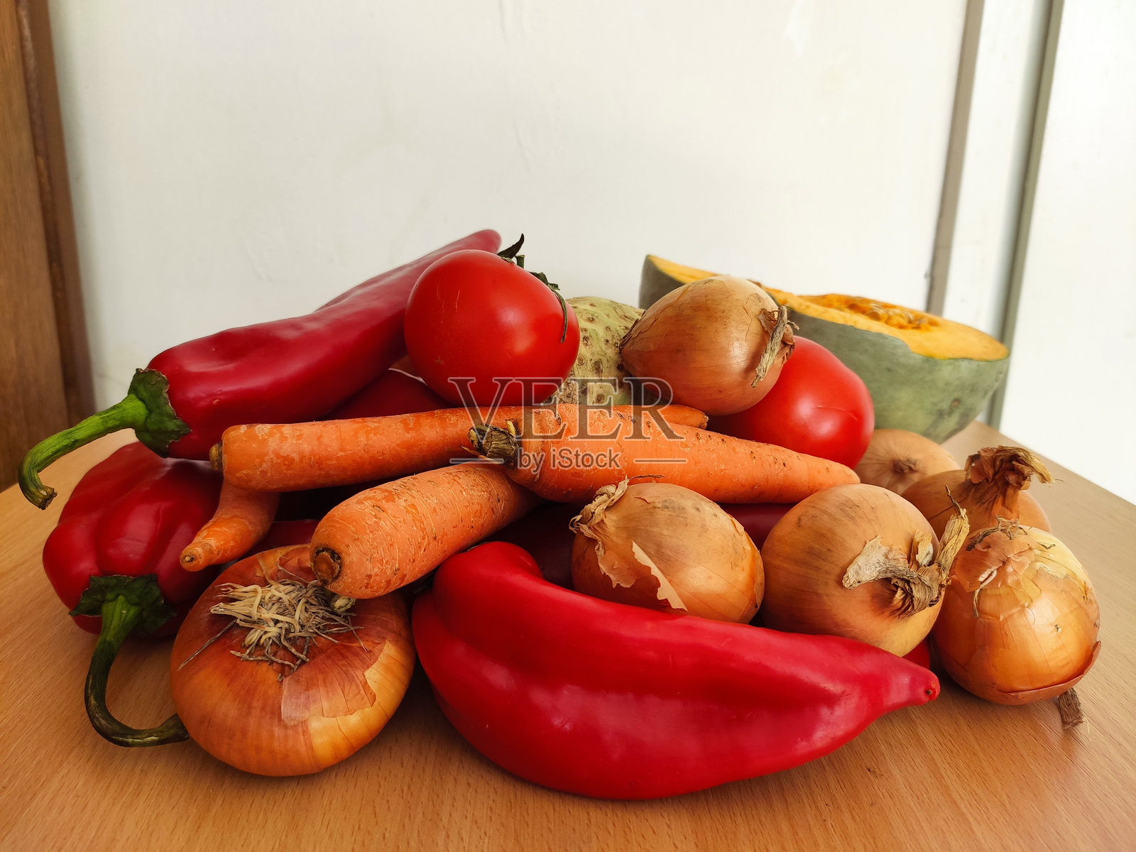 新鲜的水果和蔬菜在桌子上照片摄影图片