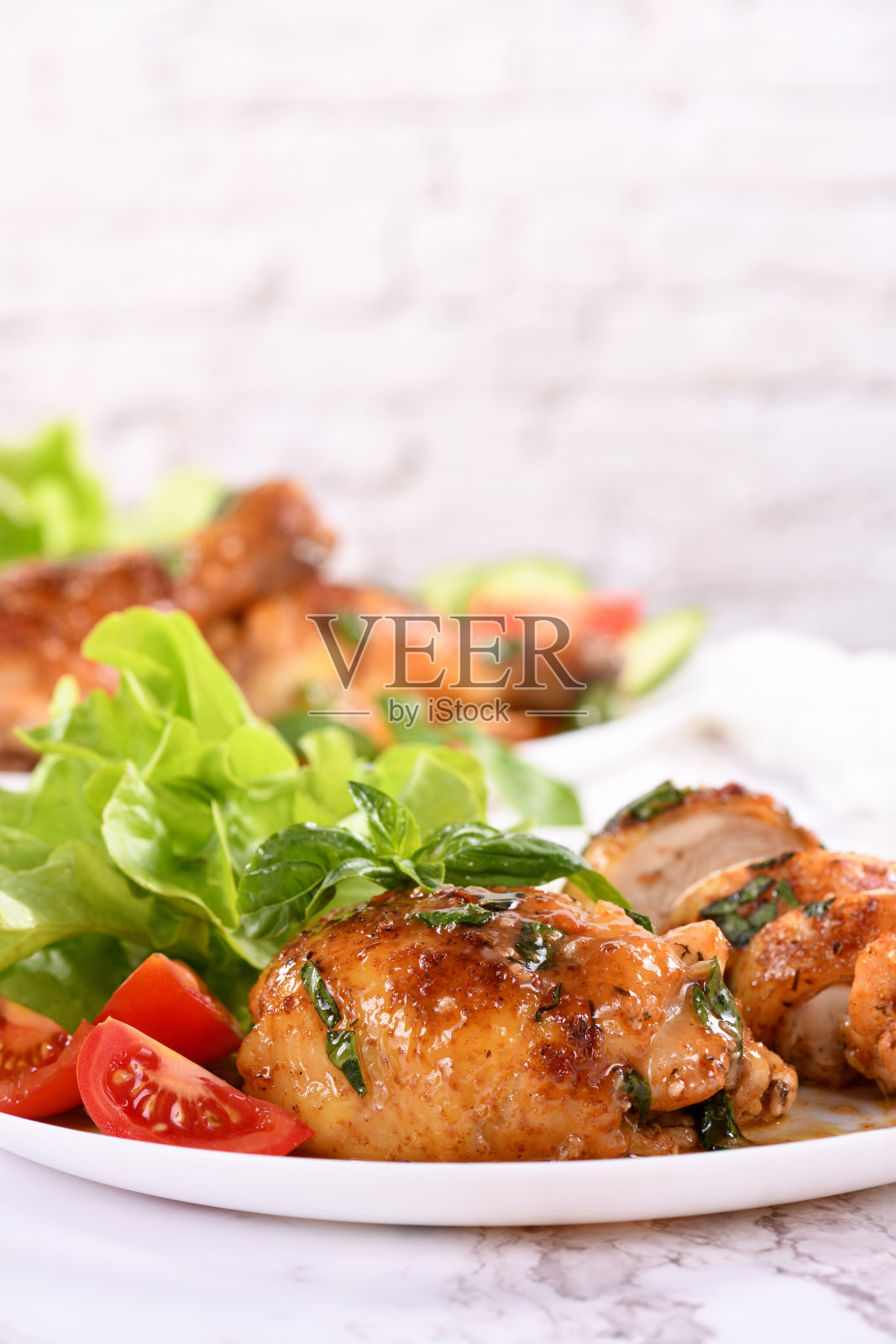 鸡腿配肉汁照片摄影图片