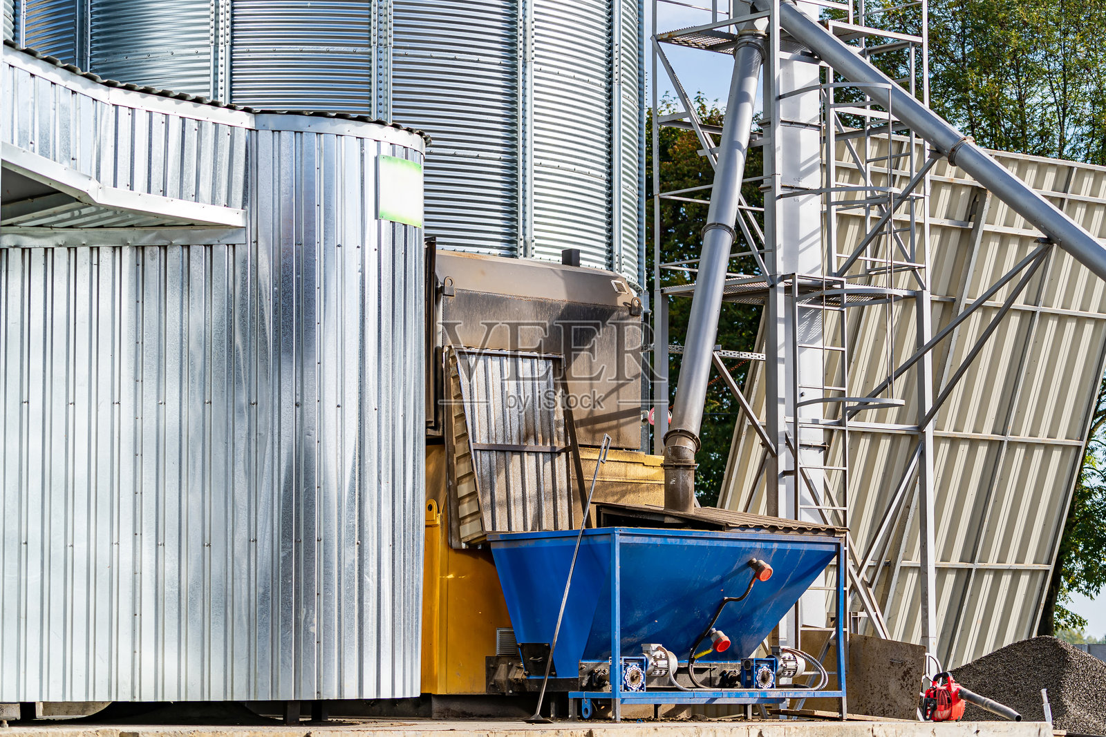 粮仓：带有筒仓和蓝色卡车的粮仓照片摄影图片
