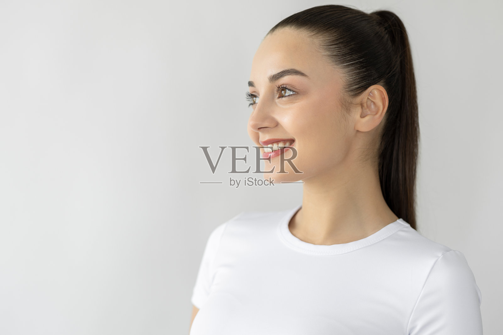 年轻漂亮的女性侧面视图照片摄影图片