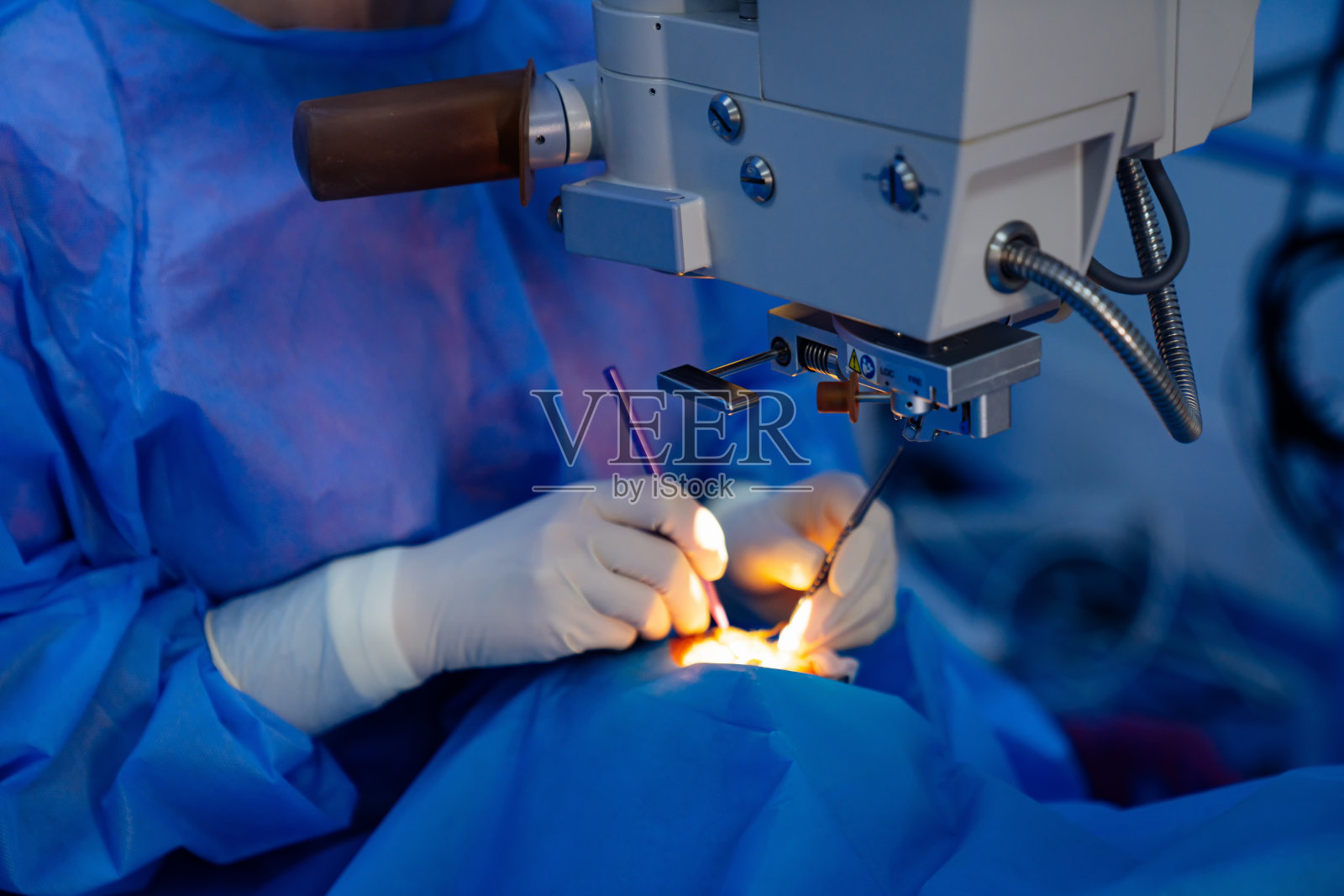 外科医生在医院为病人进行手术照片摄影图片